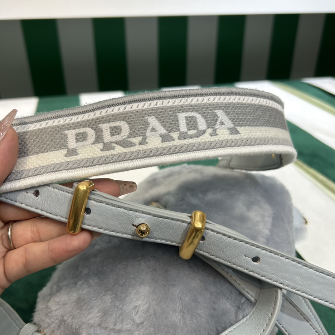 Handbags Prada 1BH192 size:16×6×12 - vstockx
