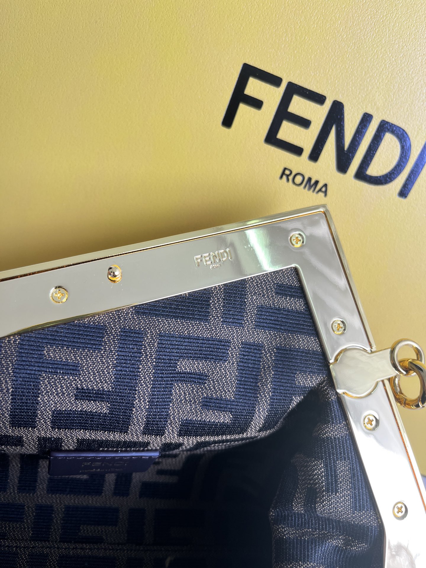 handbags FENDI 129 size:26*18*9.5cm - vstockx