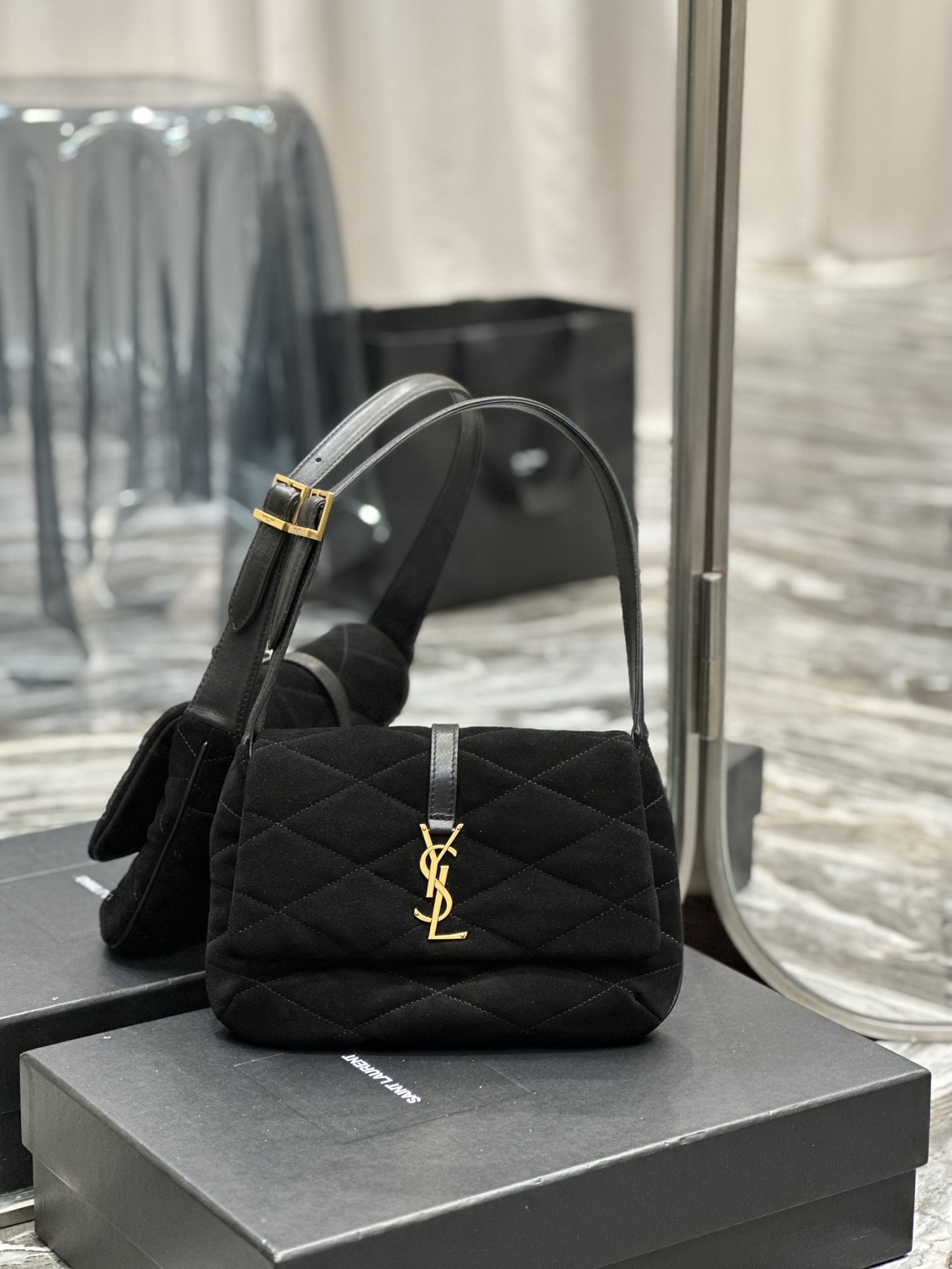 Handbags SAINT LAURENT 698567 size 24  18  5.5 cm - vstockx