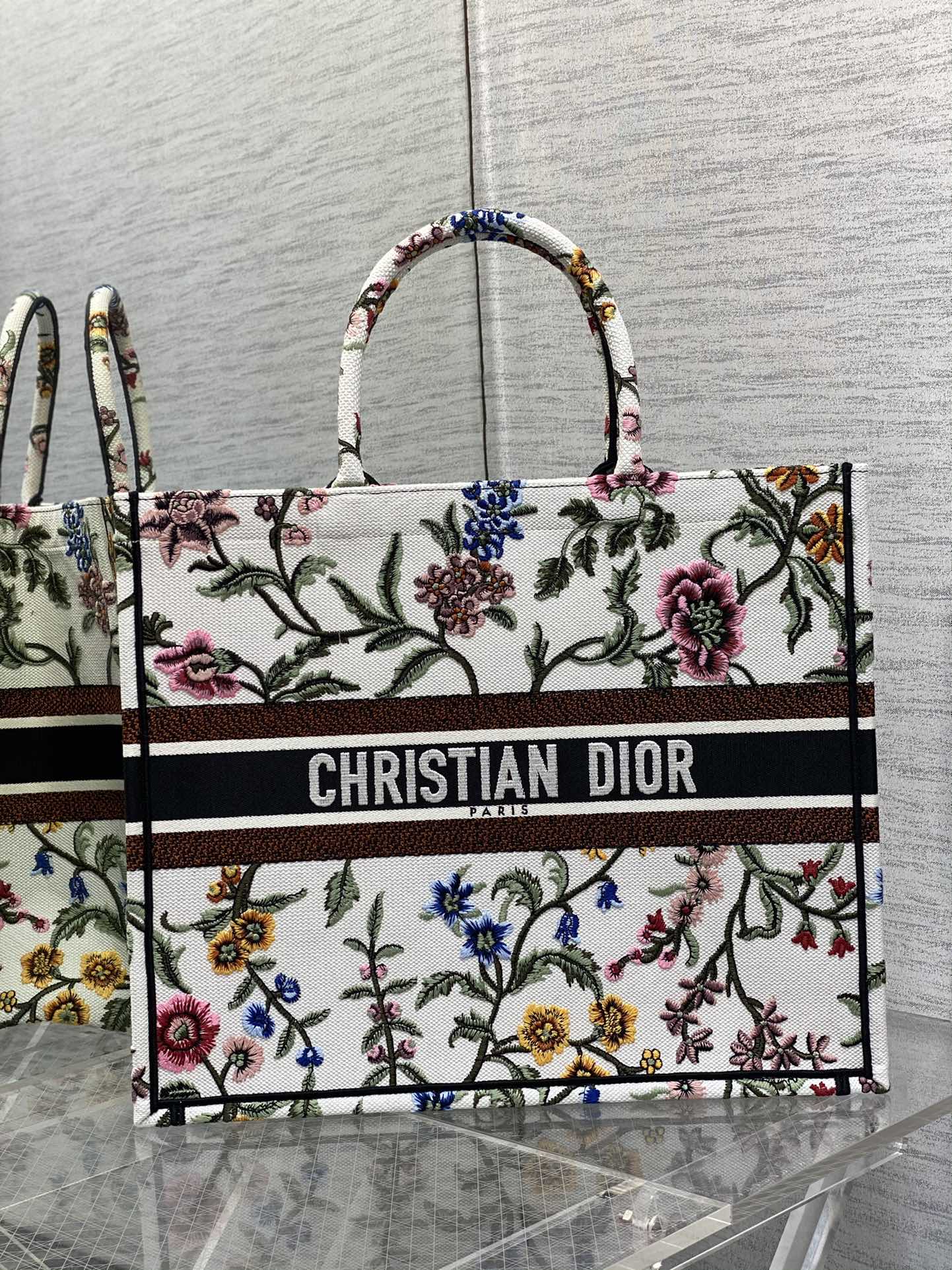 Handbag Dior size 42*18*35 cm - vstockx