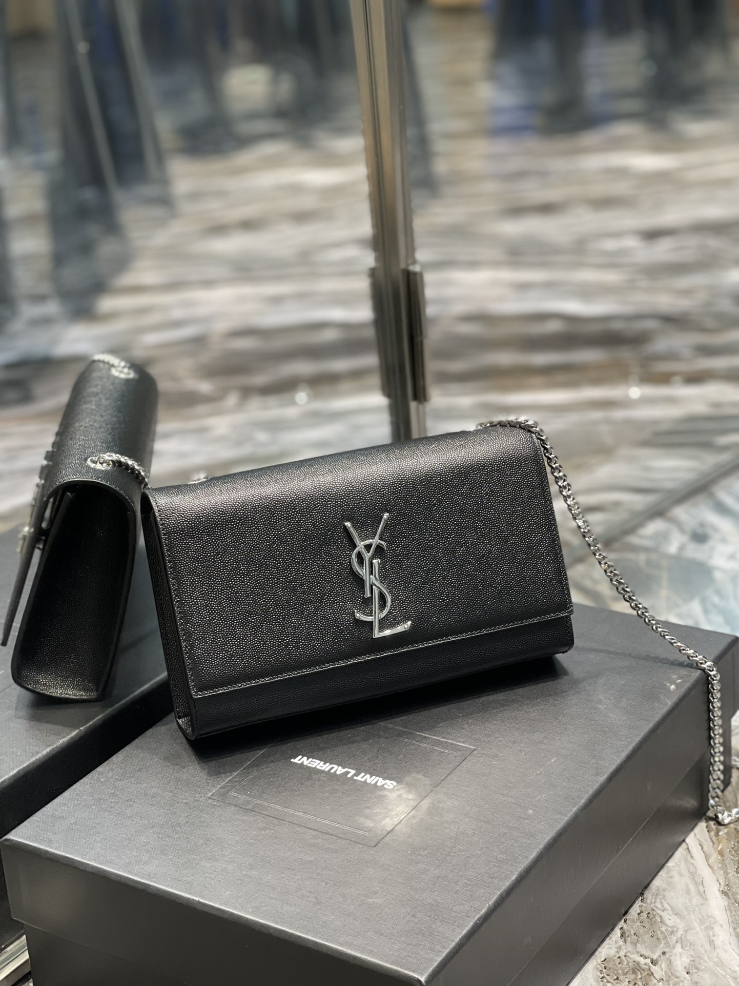 Handbags SAINT LAURENT 364021 size 24x14.5x5 cm - vstockx