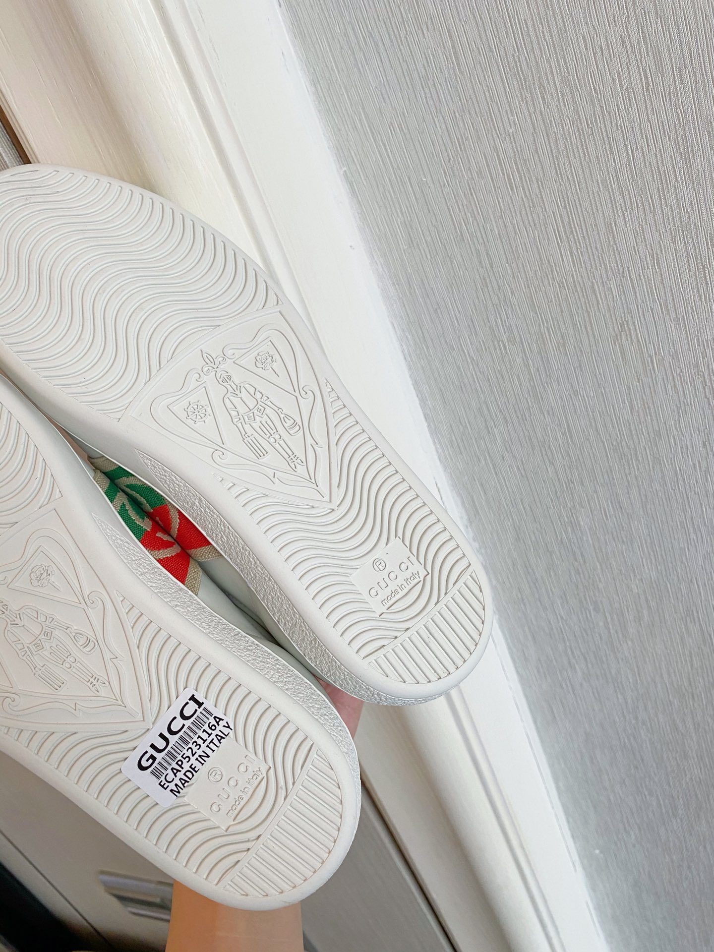 Gucci Women's Ace sneaker with bee sneaker 4 - vstockx