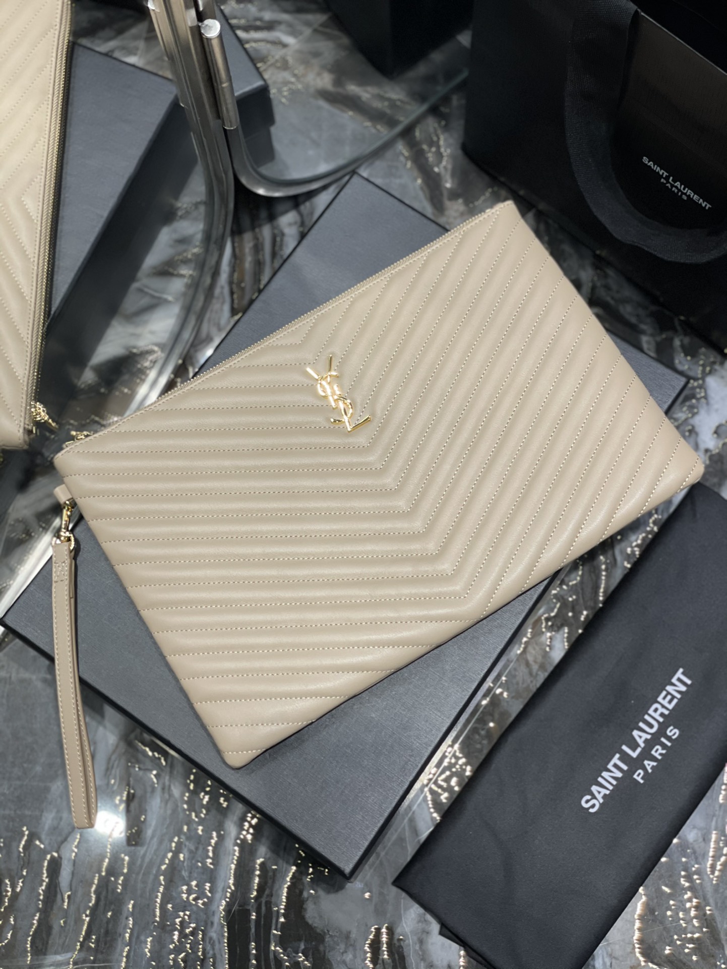 Handbags SAINT LAURENT 440222 size 36x24.5x2.5 cm - vstockx