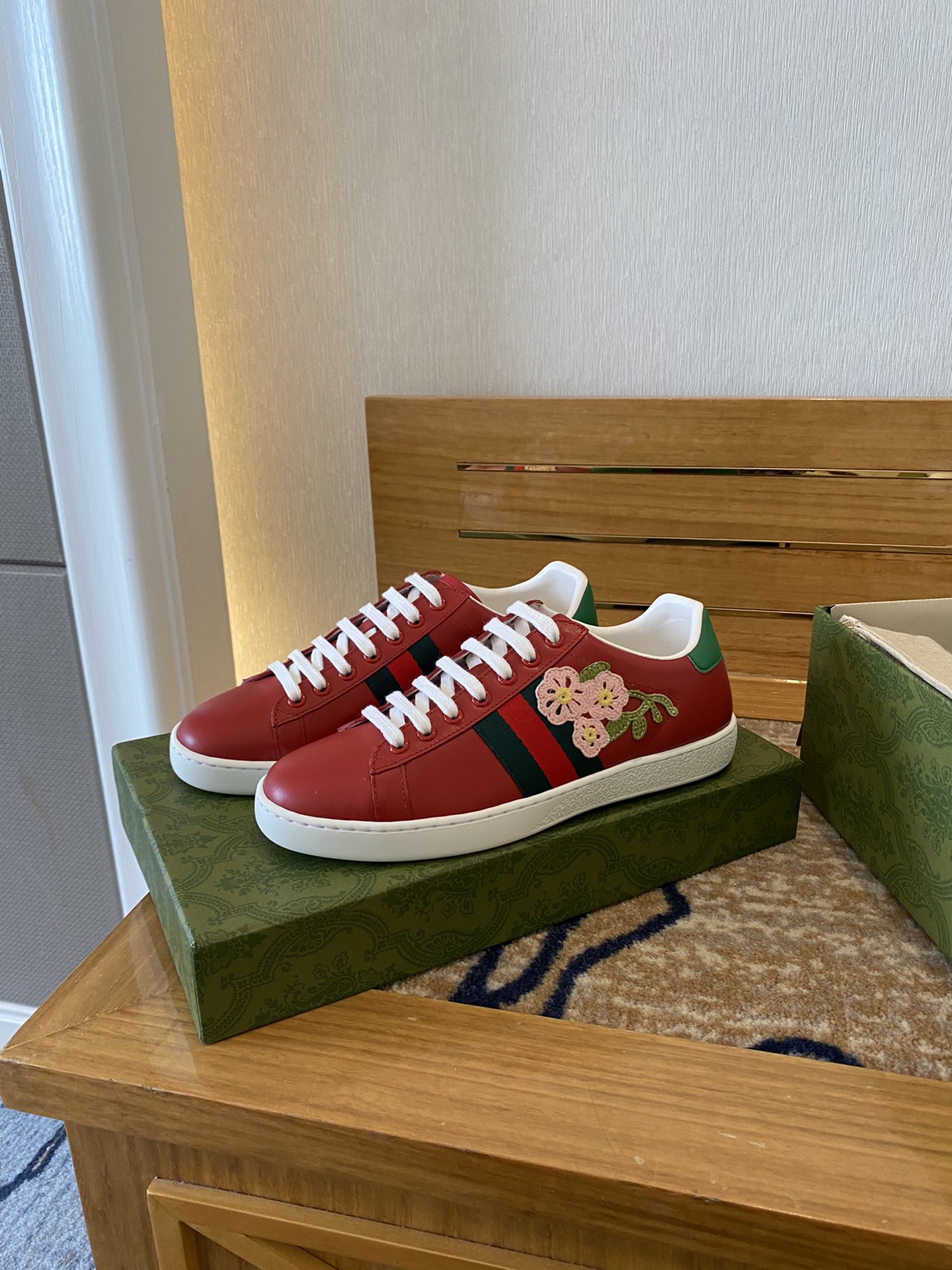 Gucci Women's Ace sneaker with bee sneaker 4 - vstockx