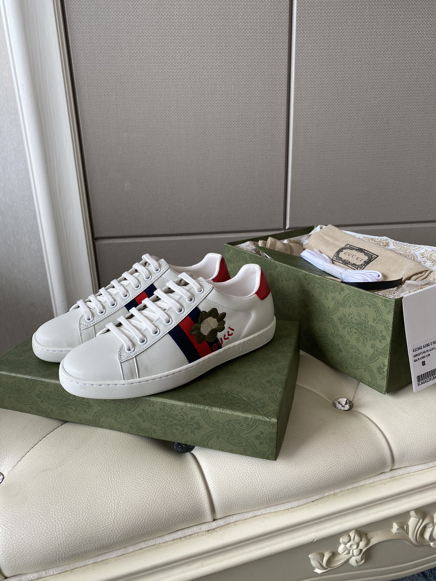 Gucci Women's Ace sneaker with bee sneaker 4 - vstockx