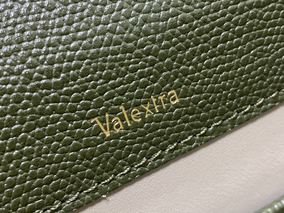Handbag VALEXTRA size *'* - vstockx