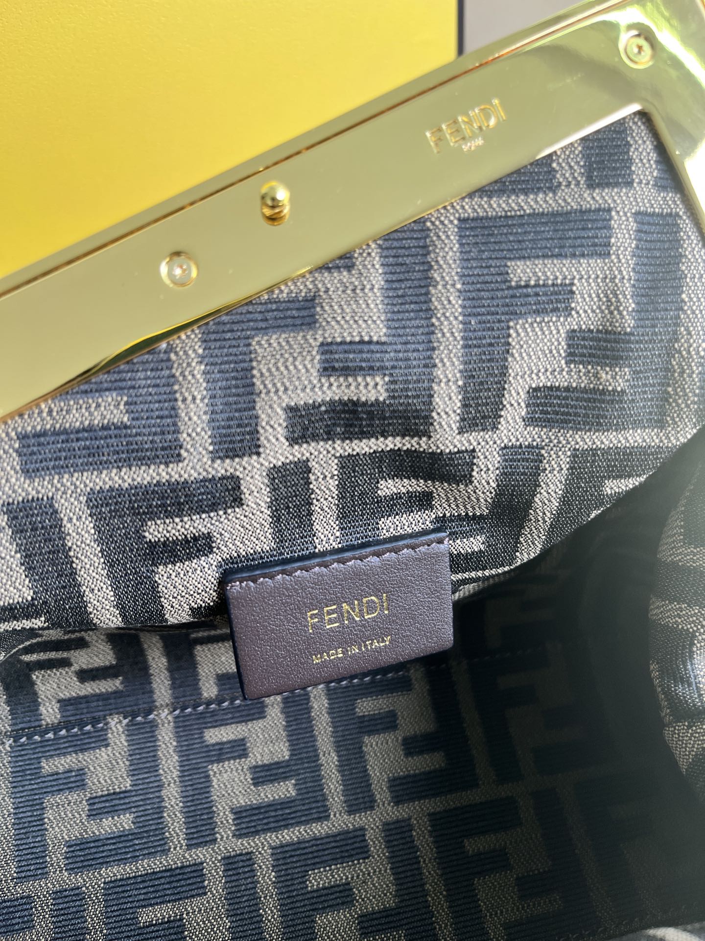 handbags FENDI 2218 size:18*26*9.5cm - vstockx