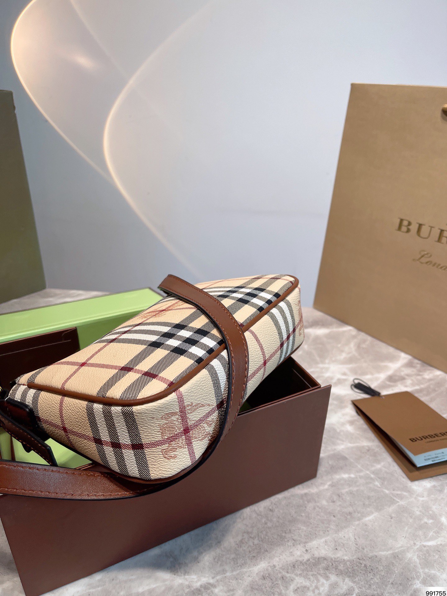 Burberry Խ  Խ        ܾ û аͱ          Ķ  ĸо   ֮ǰҲֻ          Ƭ  ߴ 21 cm x 14cm - vstockx