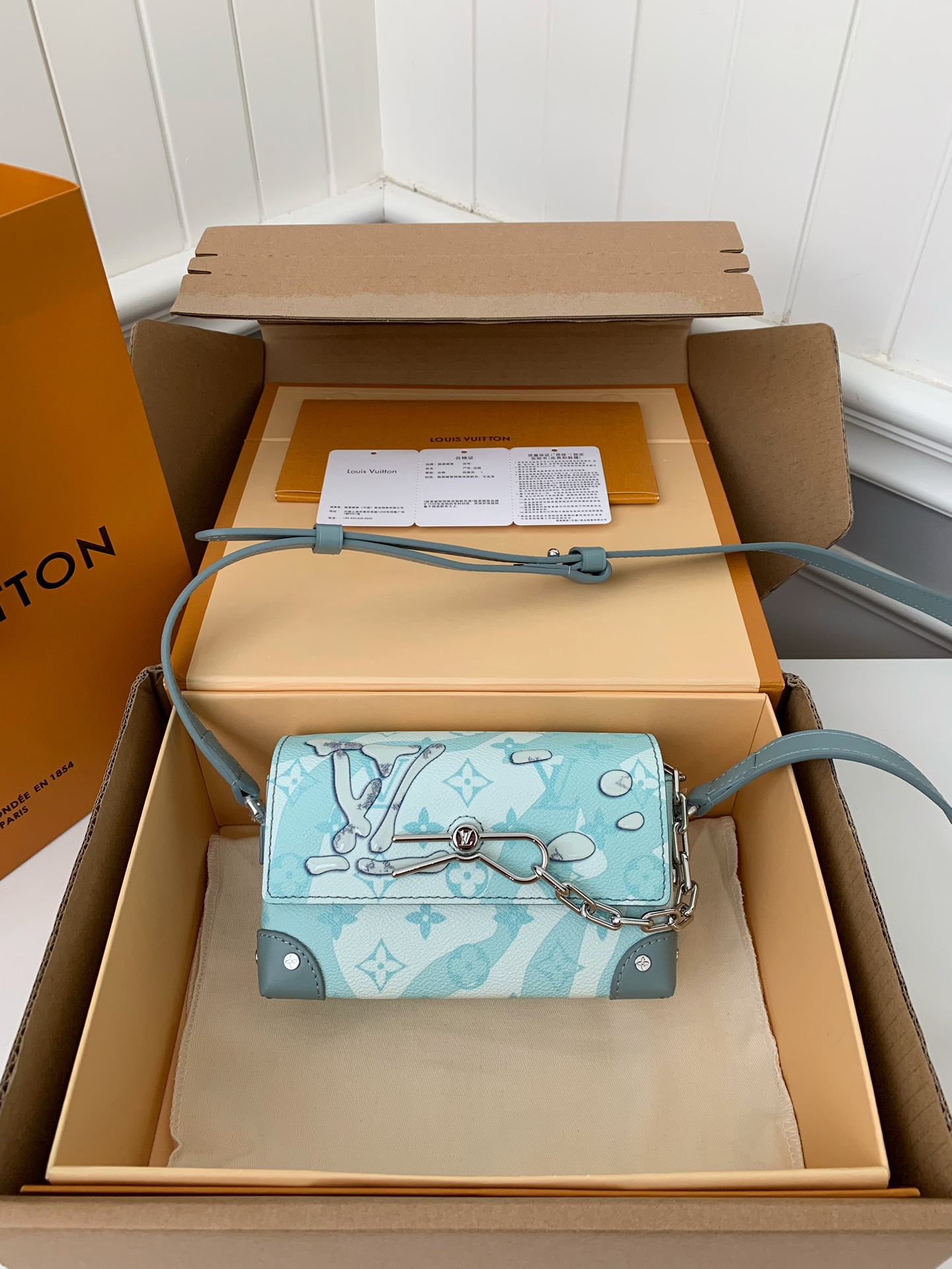 Handbags Louis Vuitton M22637 size:18*11*6.5 cm - vstockx