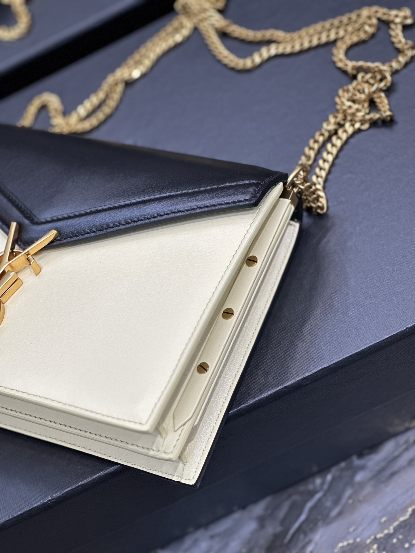 Handbags SAINT LAURENT 532750 size 22x16.5x5.5 cm - vstockx