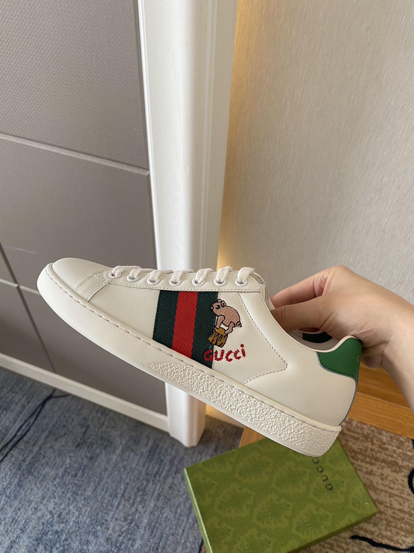 Gucci Women's Ace sneaker with bee sneaker 4 - vstockx