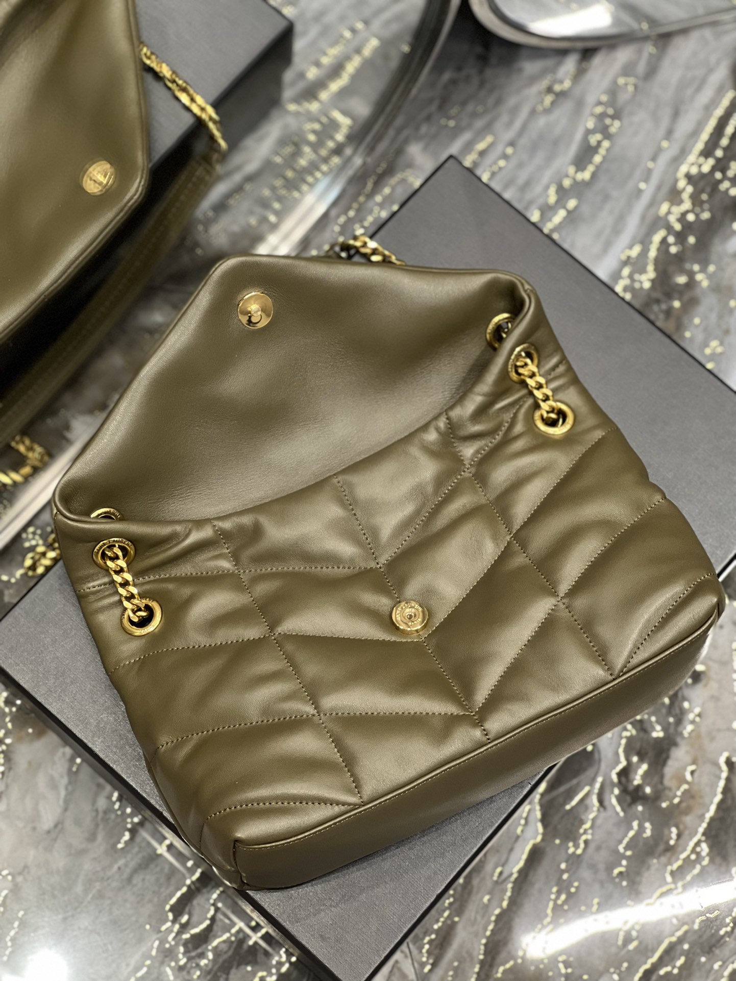 Handbags SAINT LAURENT 577476 size 29x17x11 cm - vstockx