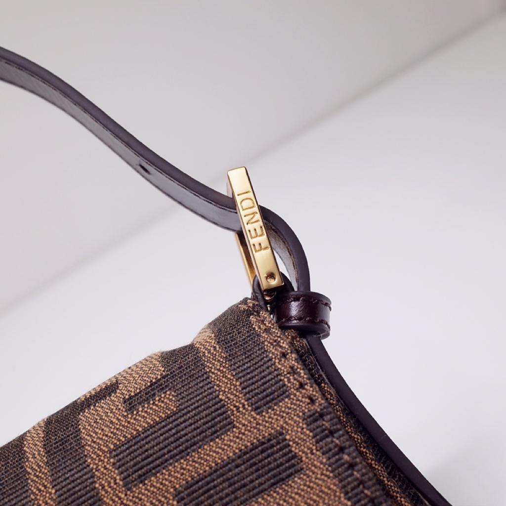 Handbag Burberry 6207 size 26*4*16cm - vstockx