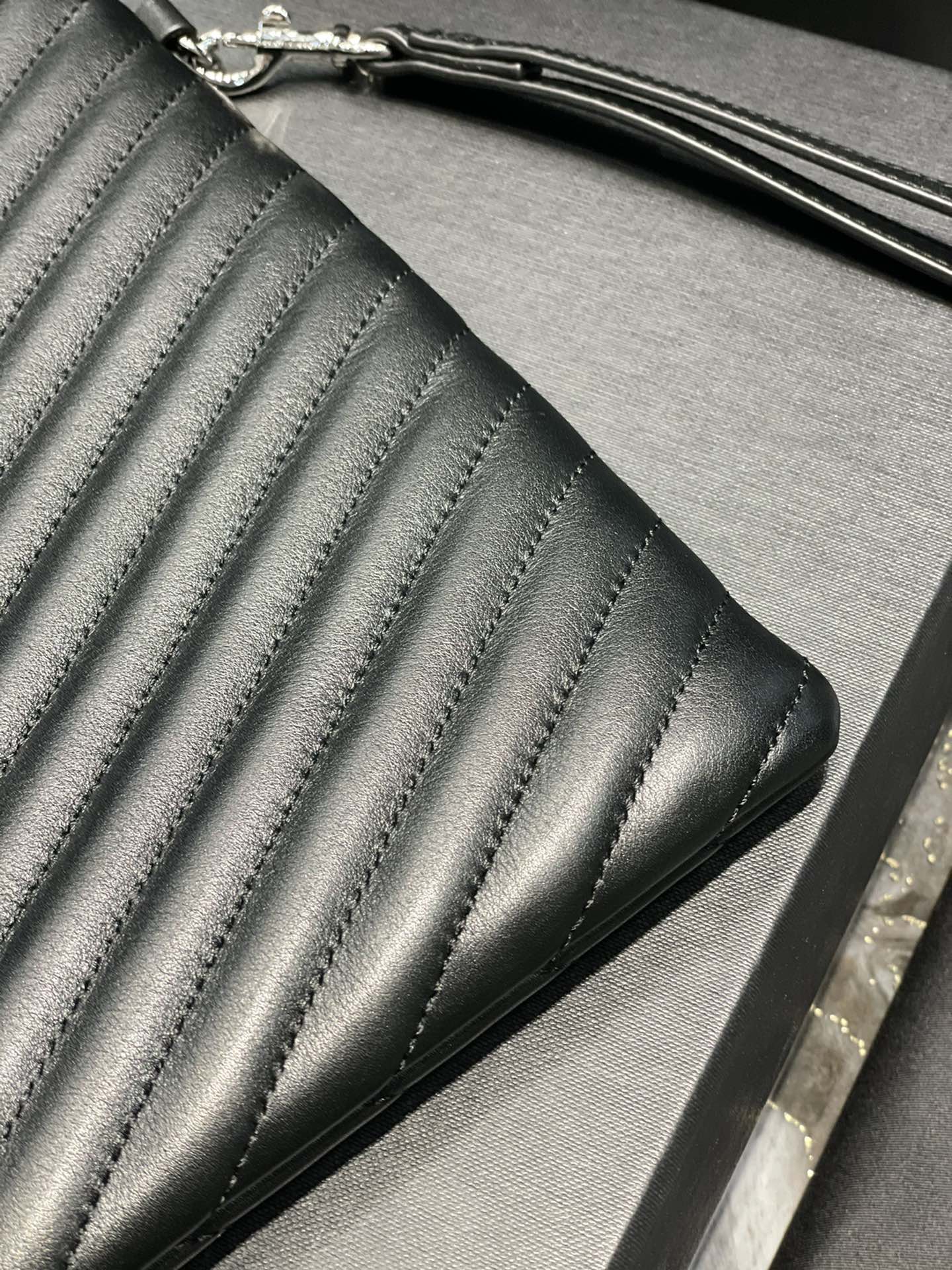 Handbags SAINT LAURENT 440222 size 36x24.5x2.5 cm - vstockx