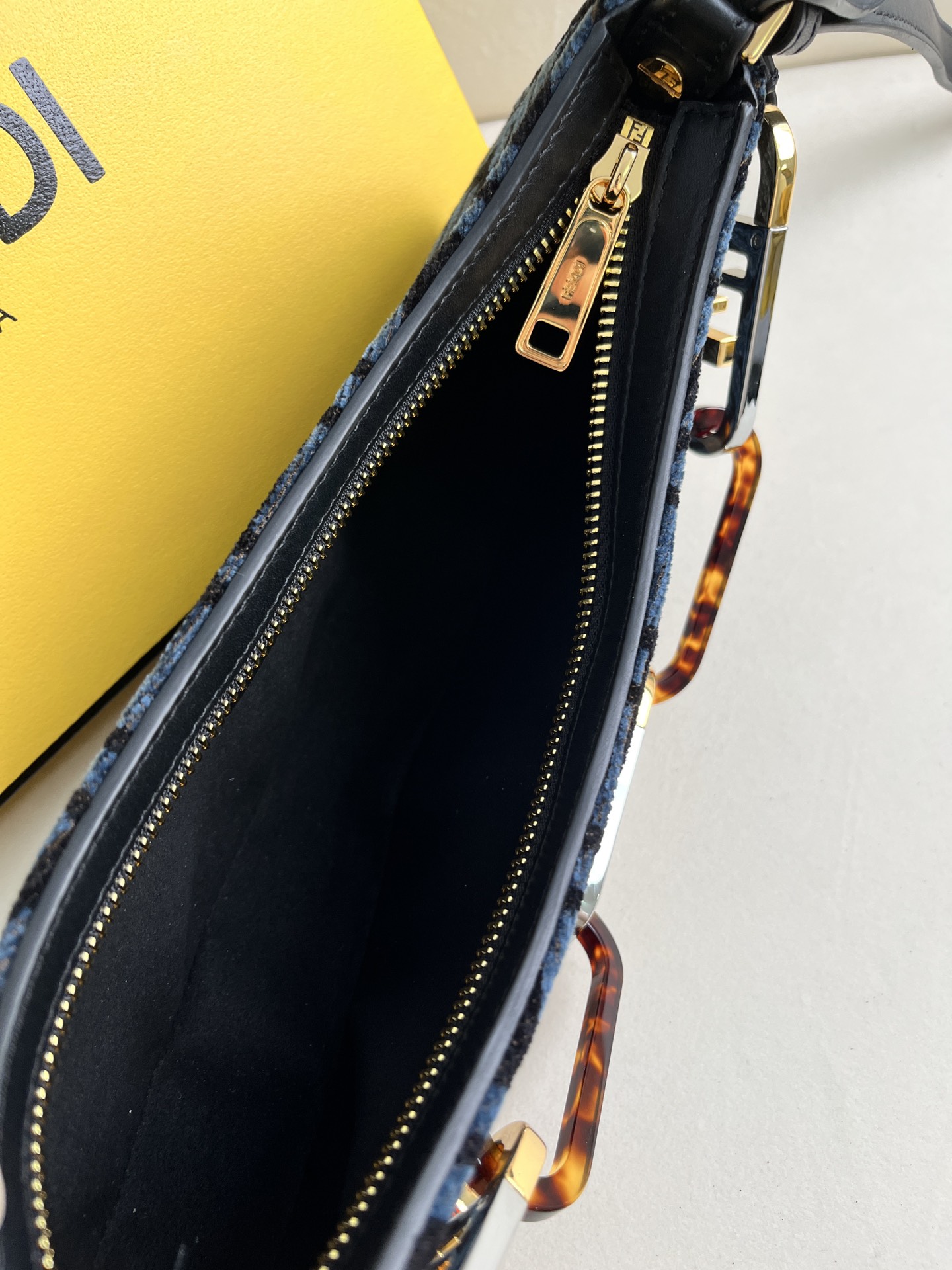 handbags FENDI 225 size:32*11*5cm - vstockx