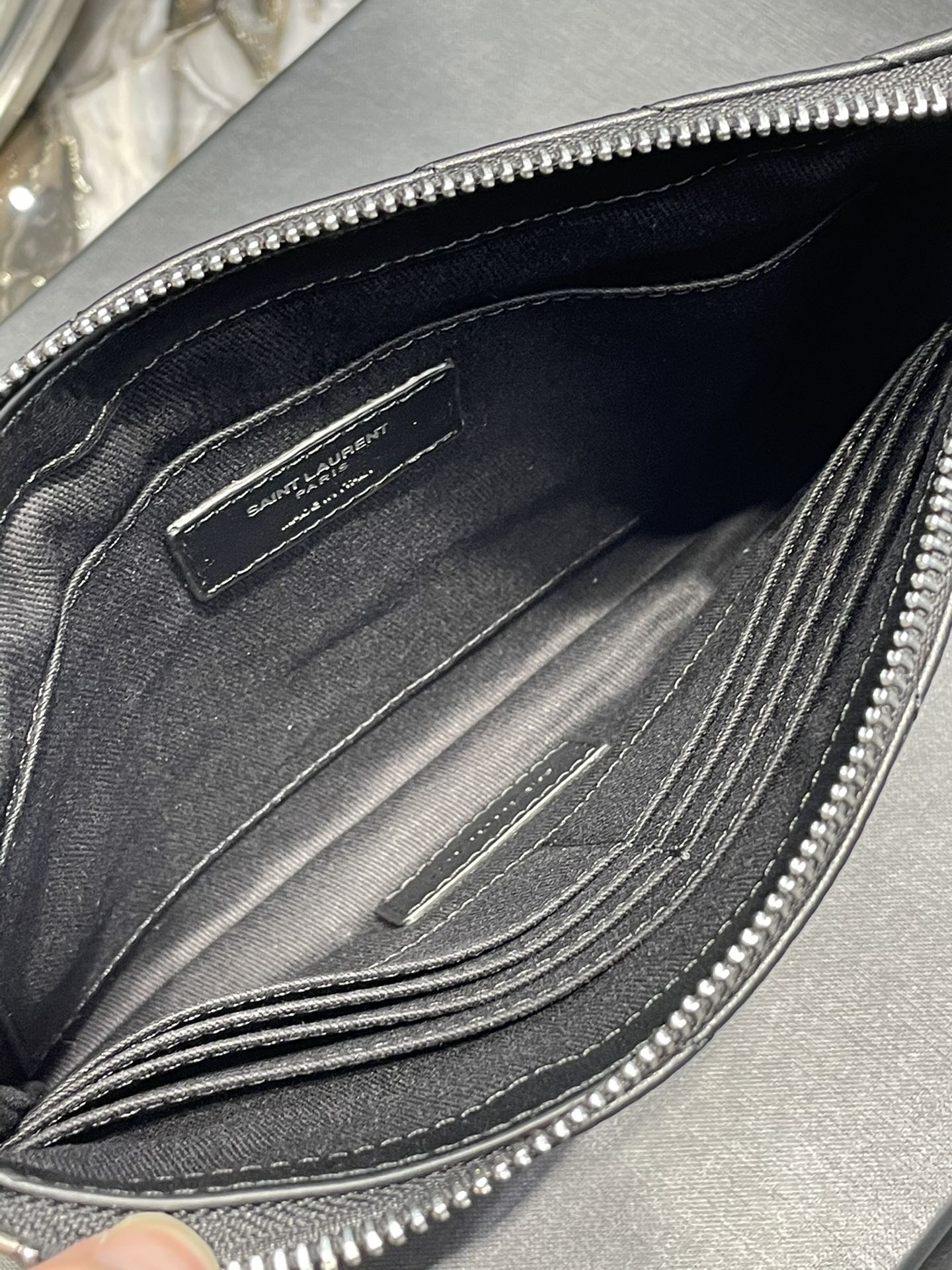 Handbags SAINT LAURENT 379039 size 24  17.5  1.5 cm - vstockx