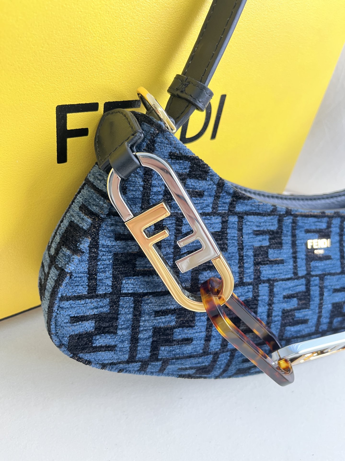 handbags FENDI 225 size:32*11*5cm - vstockx