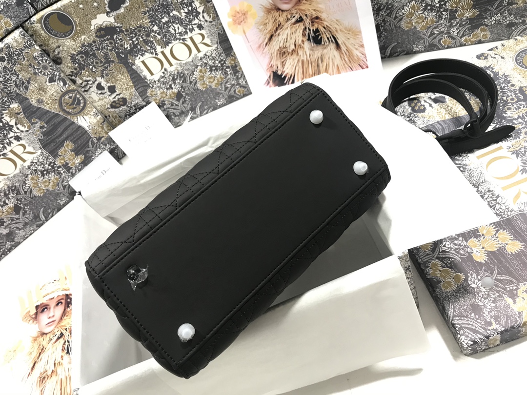 Handbag Dior M0565 size 24 x 20 x 11 cm - vstockx