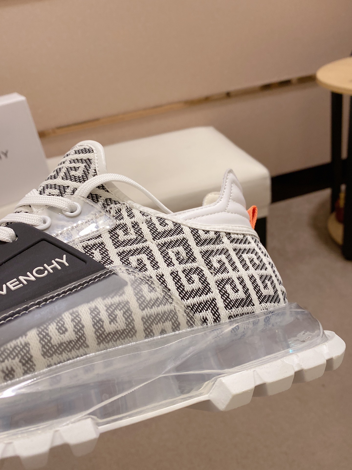 Givenchy Spectre Zip Sneakers 8 - vstockx