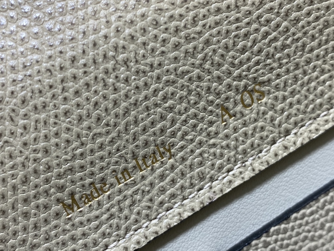 Handbag VALEXTRA size '**' - vstockx