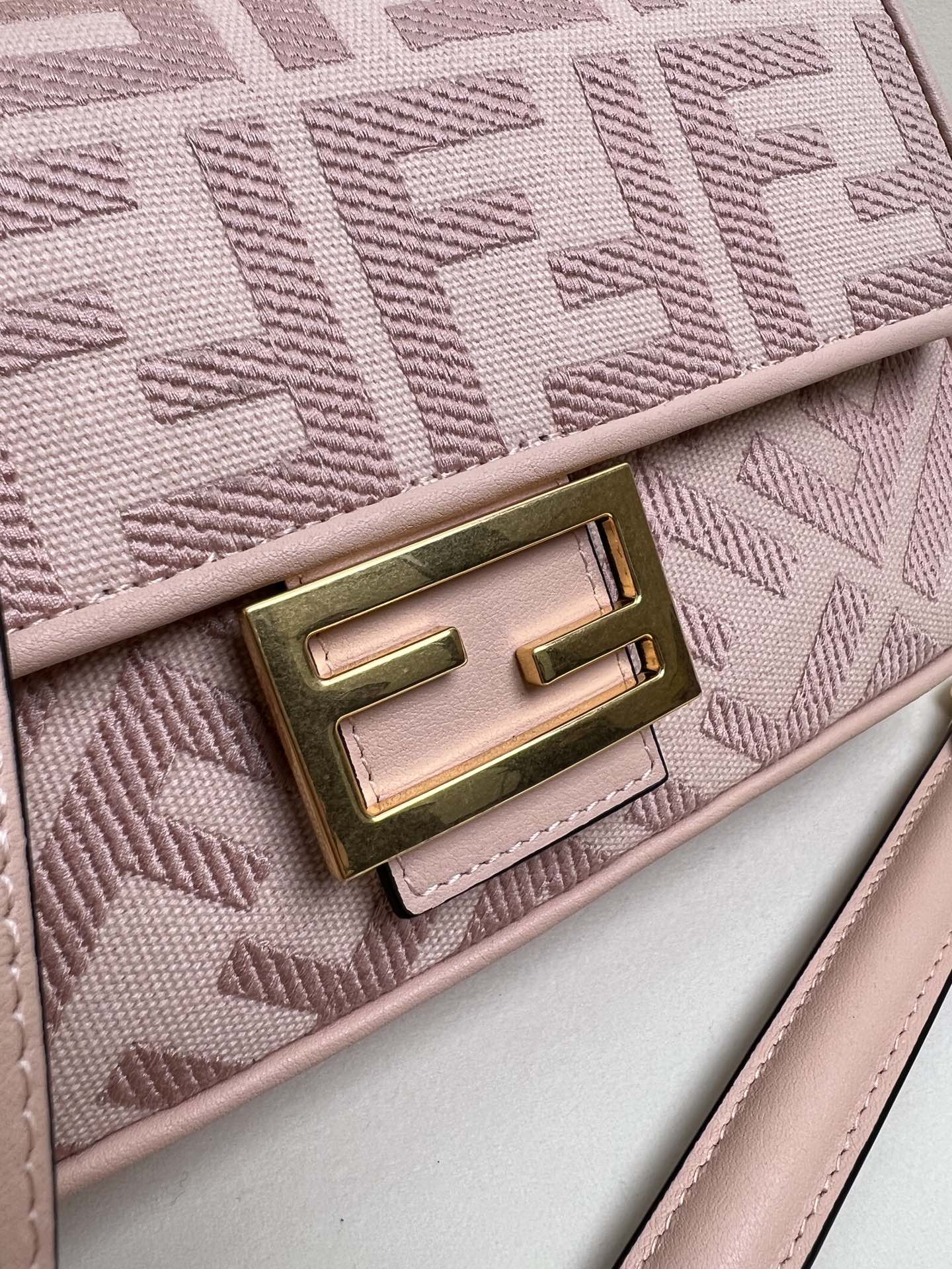 handbags FENDI Baguette size:26*6.5*13.5cm - vstockx
