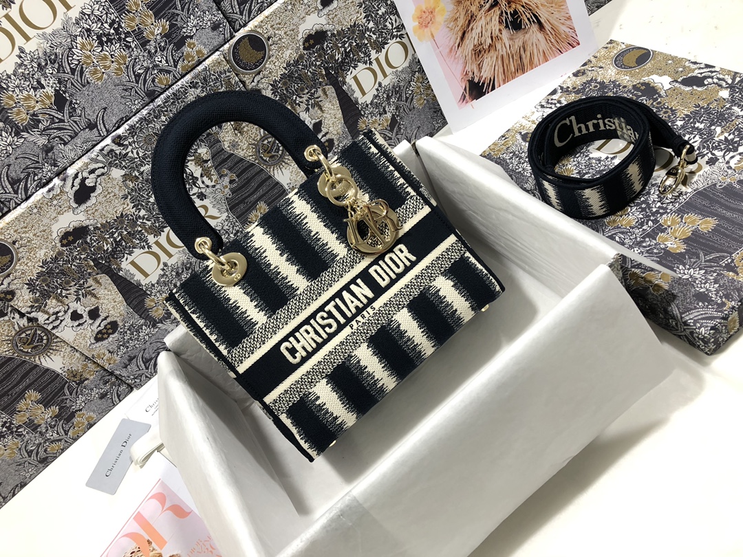 Handbag Dior M0565 size 24 x 20 x 11 cm - vstockx