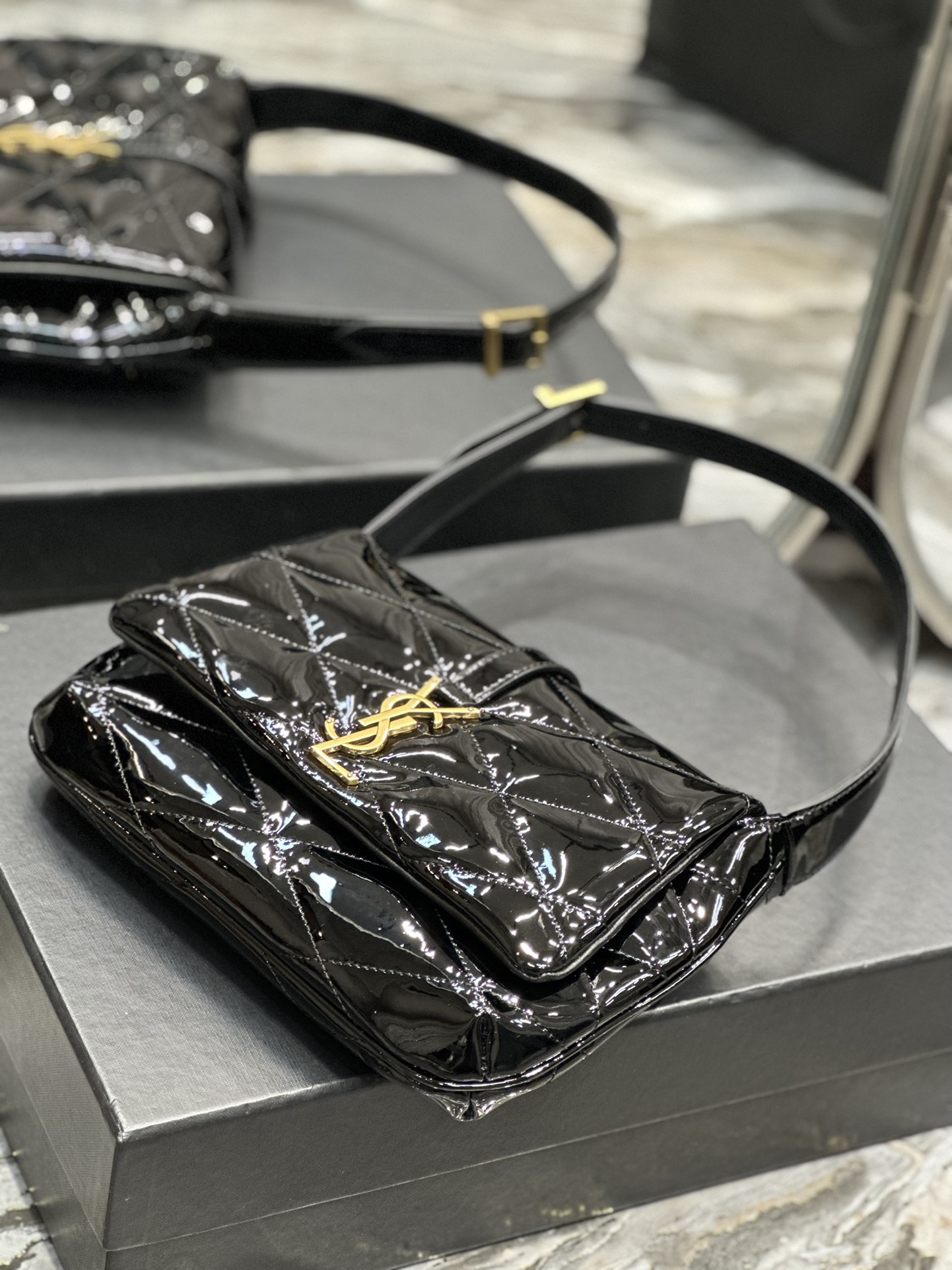 Handbags SAINT LAURENT 698567 size 24  18  5.5 cm - vstockx