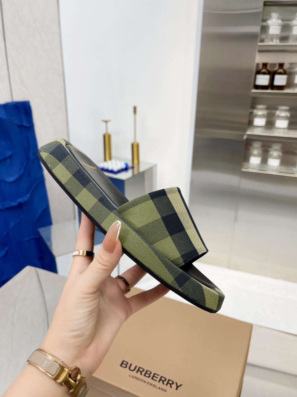 BURBERRY Buckingham Slides WOMEN 1 - vstockx