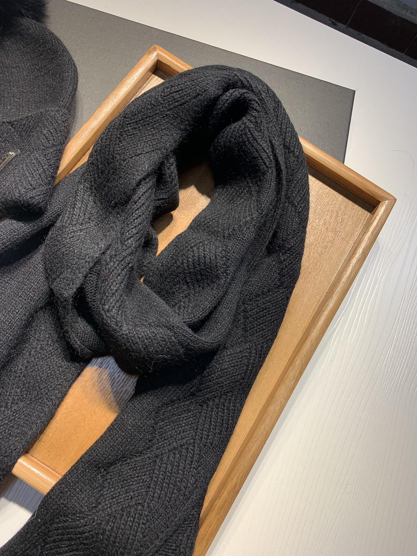 Hat & Scarf Prada 3 - vstockx