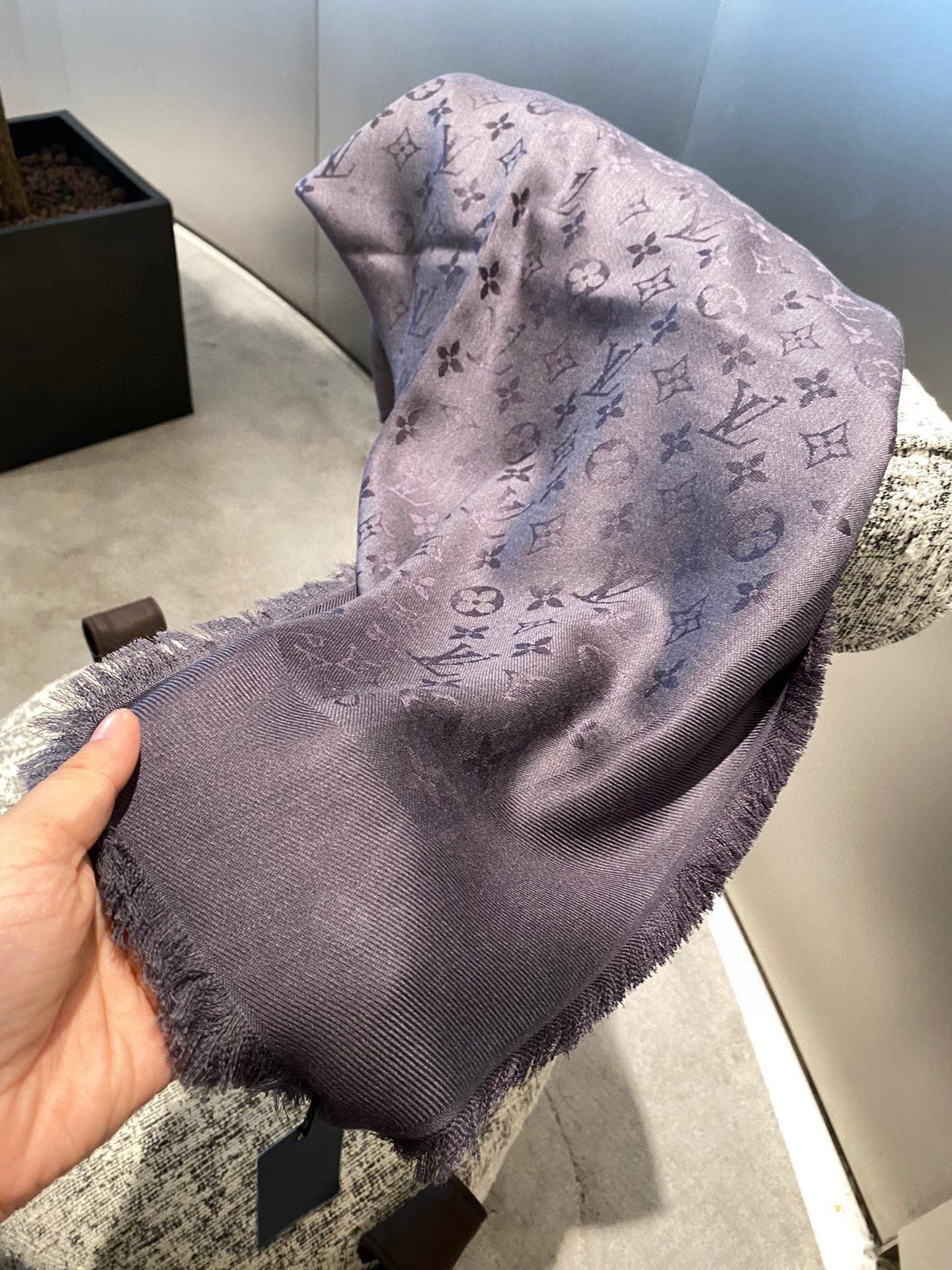 Streetwear Scarf LV 328937 SIZE:140*140cm - vstockx