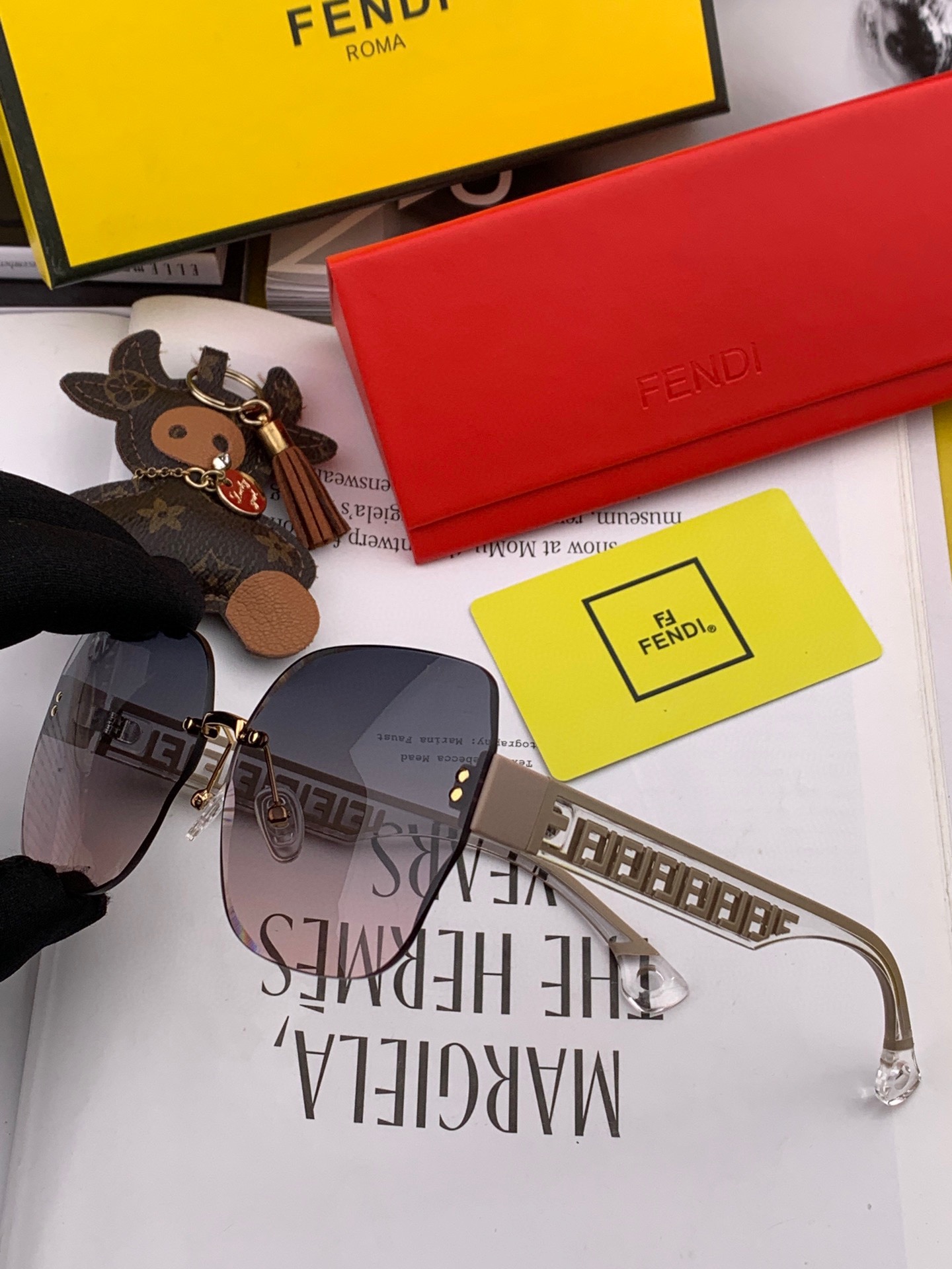 Sunglasses Fendi FD8220 - vstockx