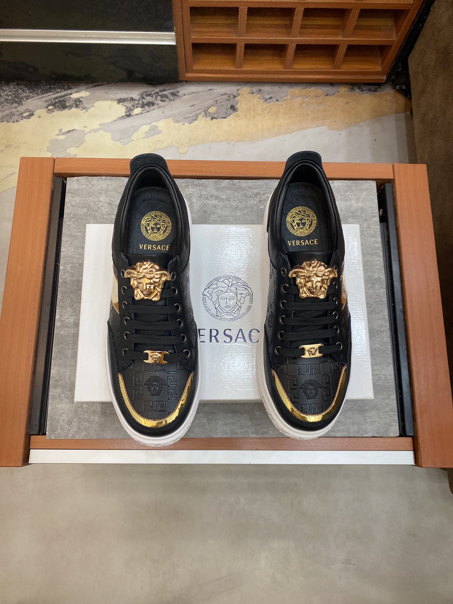 Versace Greca Sneaker 11 - vstockx