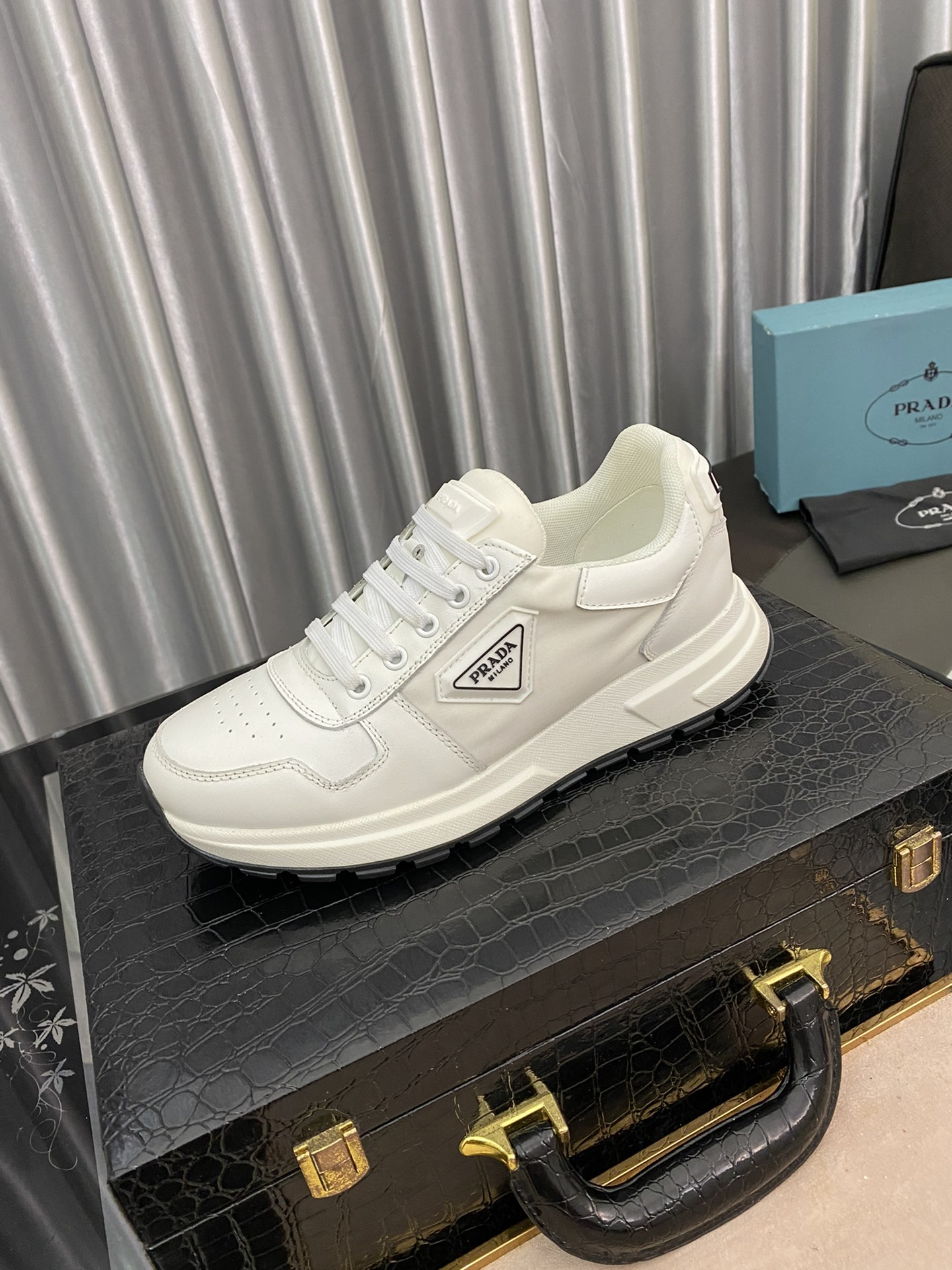 Prada Low Top sneaker 10 - vstockx