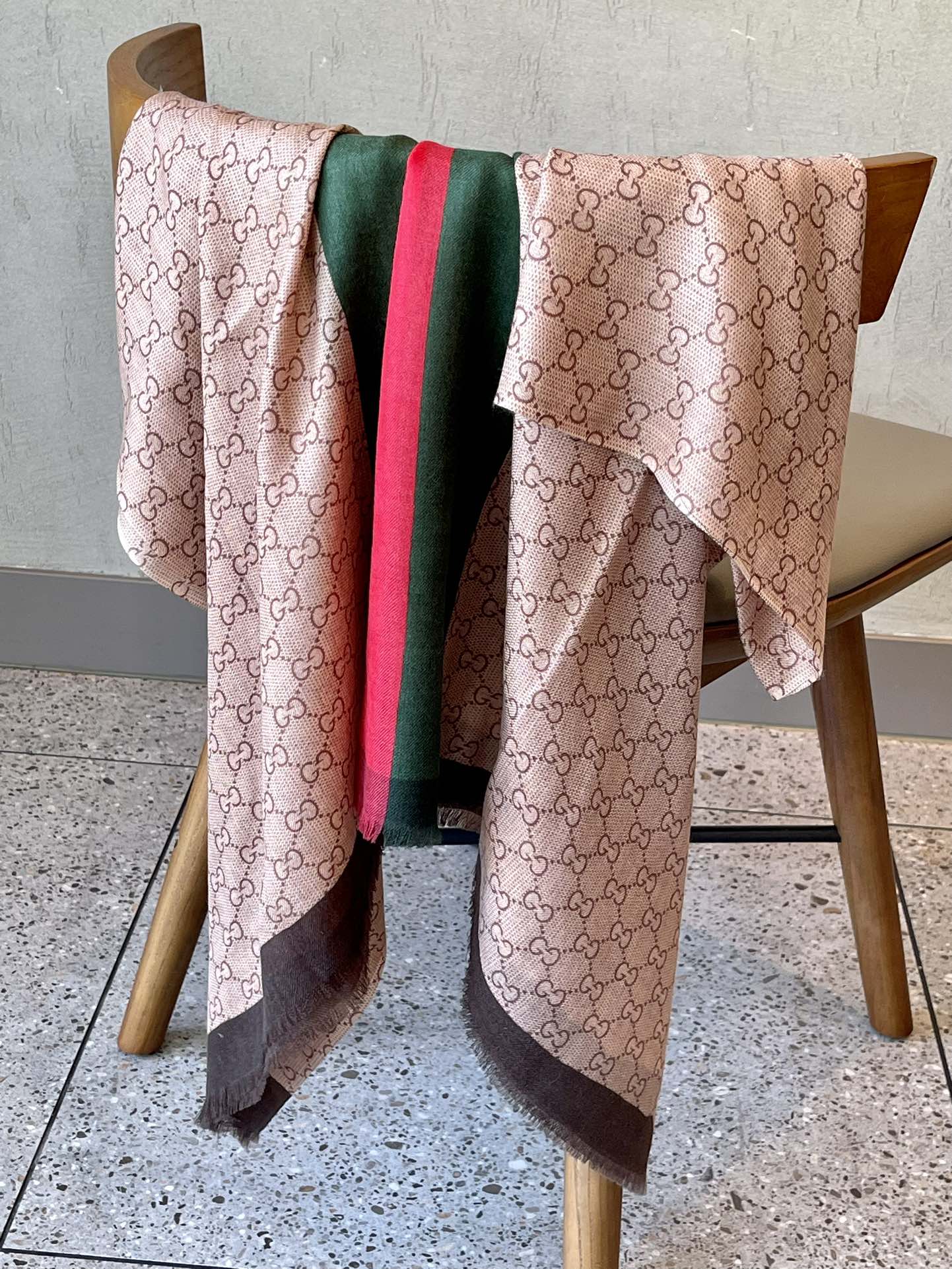 Streetwear Scarf GUCCI 328981 SIZE:110x200cm - vstockx