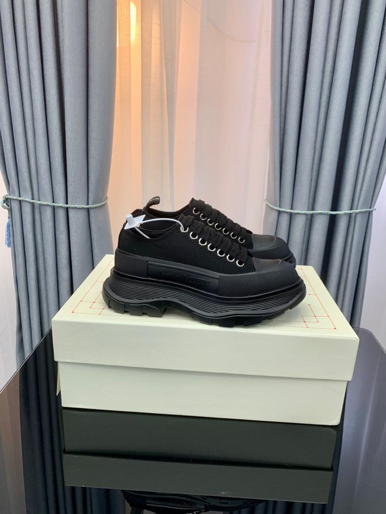 Alexander McQueen Tread Slick Low Lace Up Triple Black - vstockx