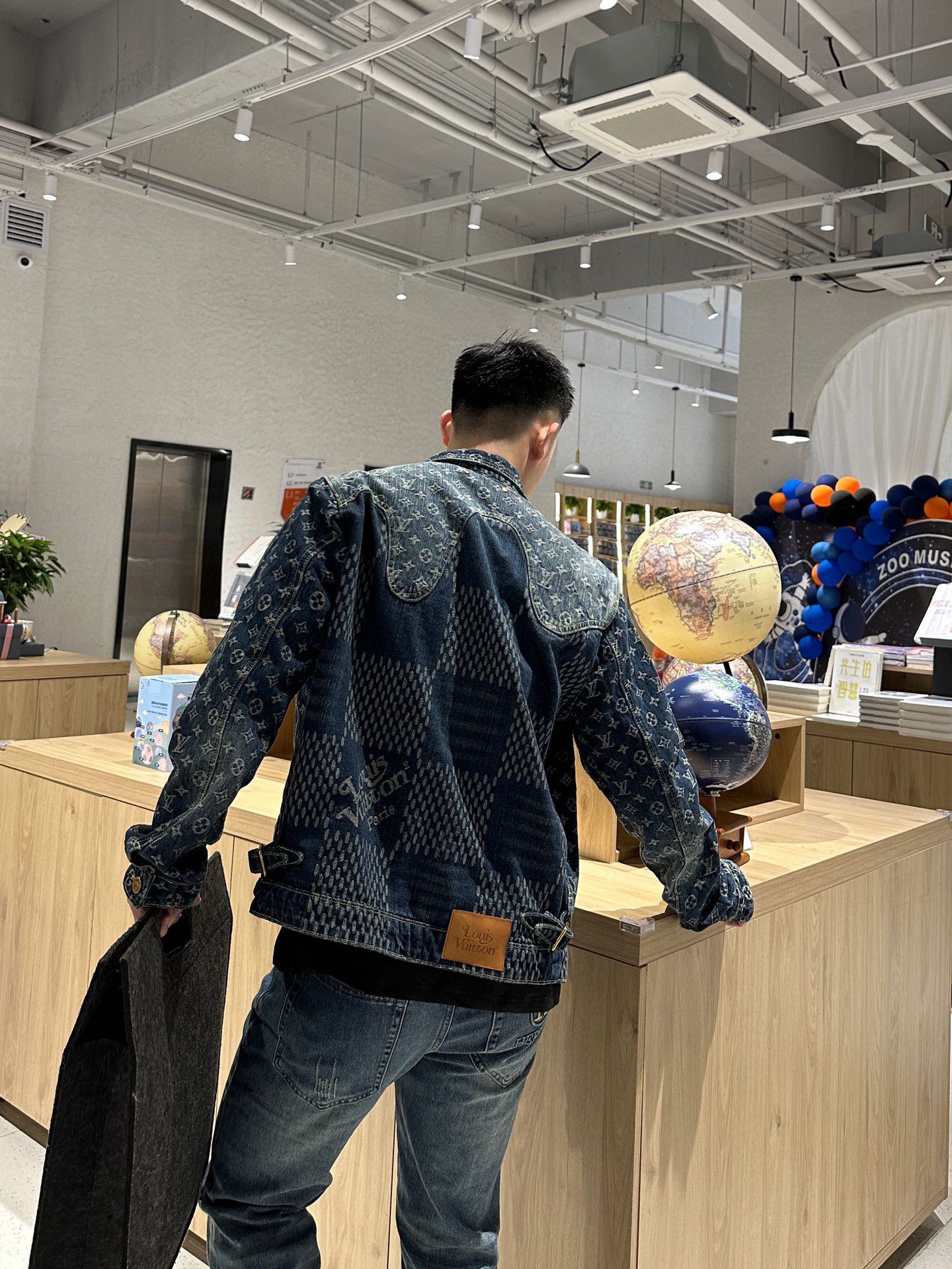 Clothes Louis Vuitton 1325 - vstockx