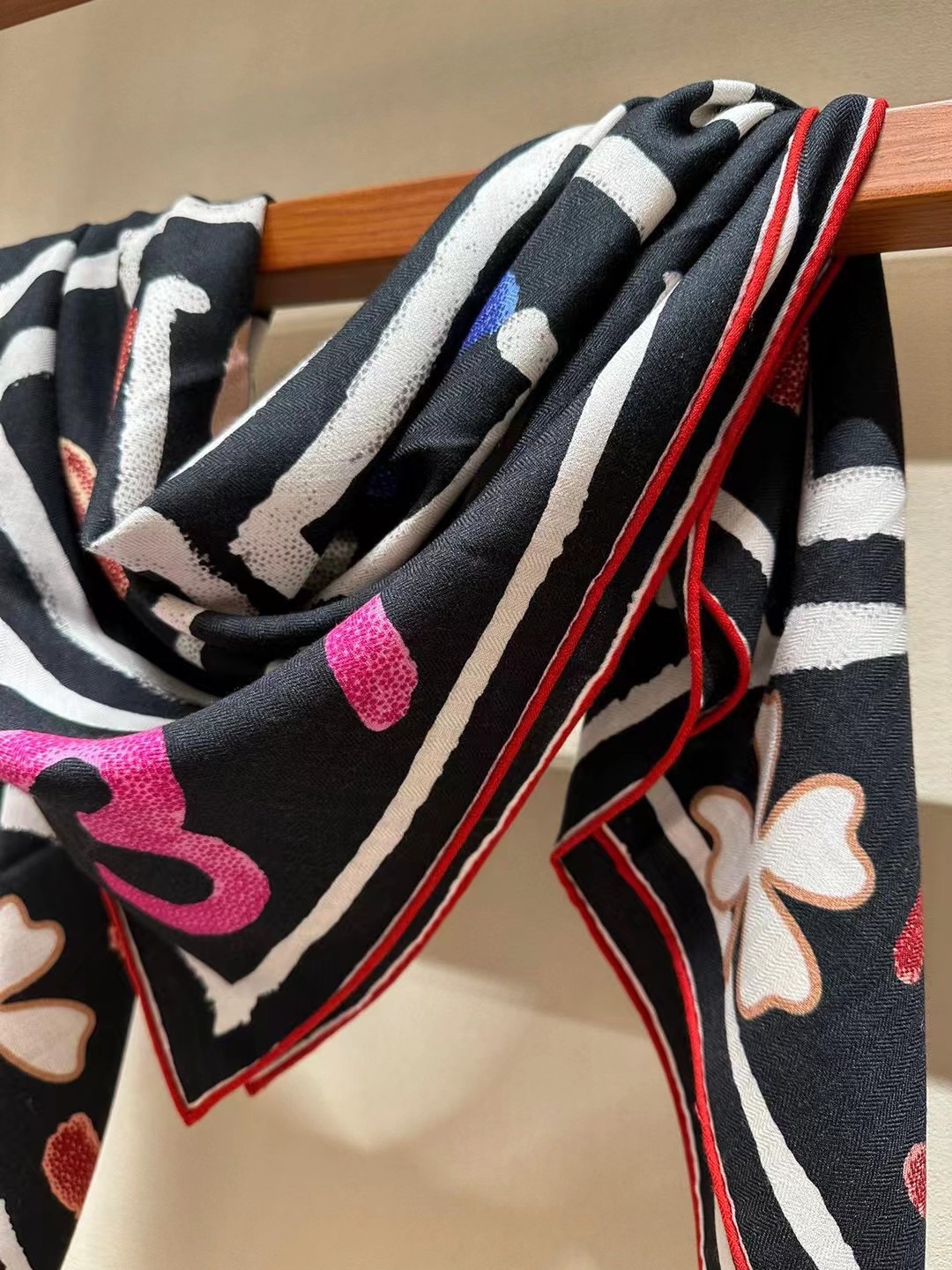 Streetwear Scarf CHANEL 328990 SIZE:110*110cm - vstockx