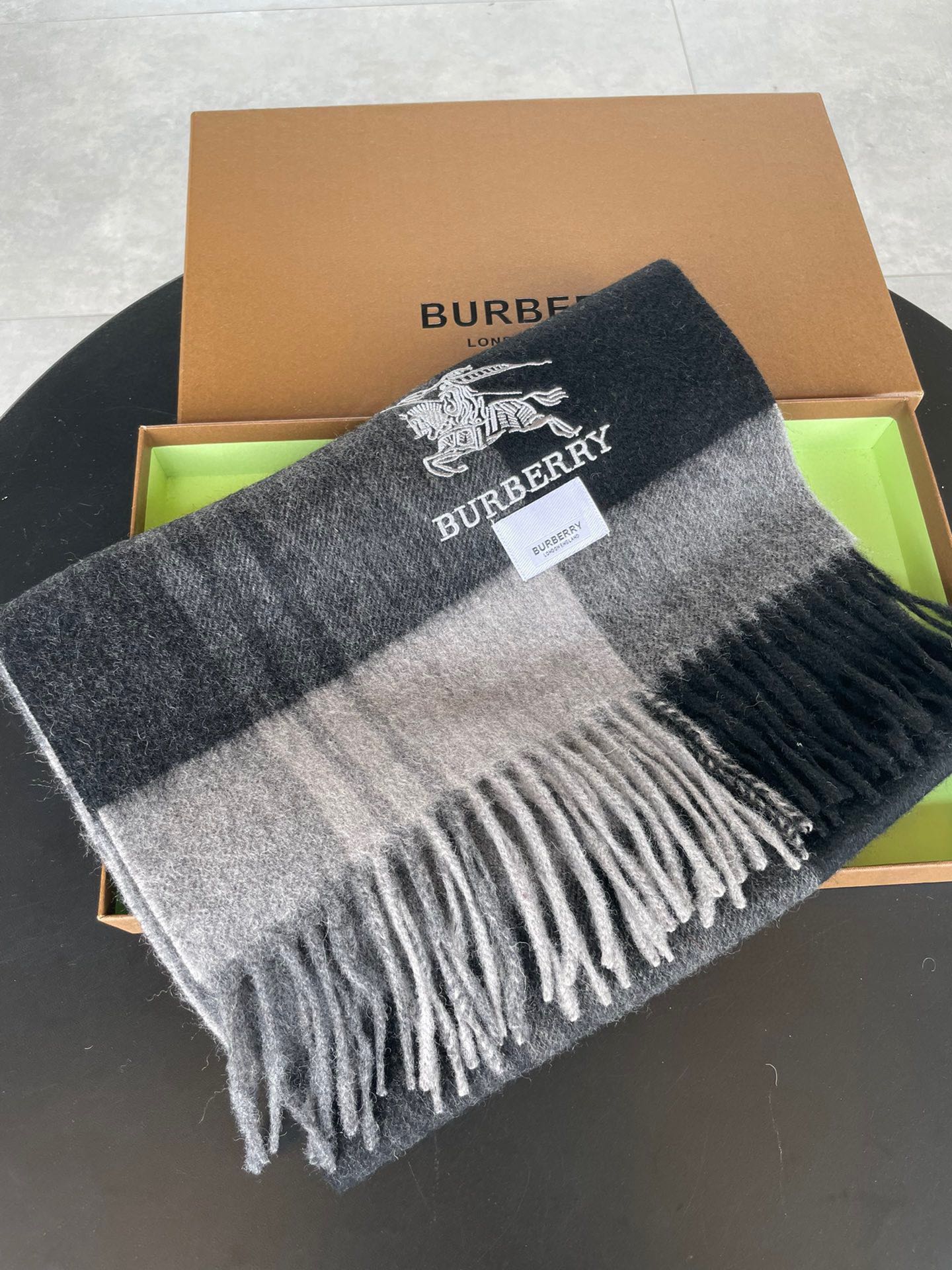Streetwear Scarf Burberry 329093 SIZE:32*192cm - vstockx