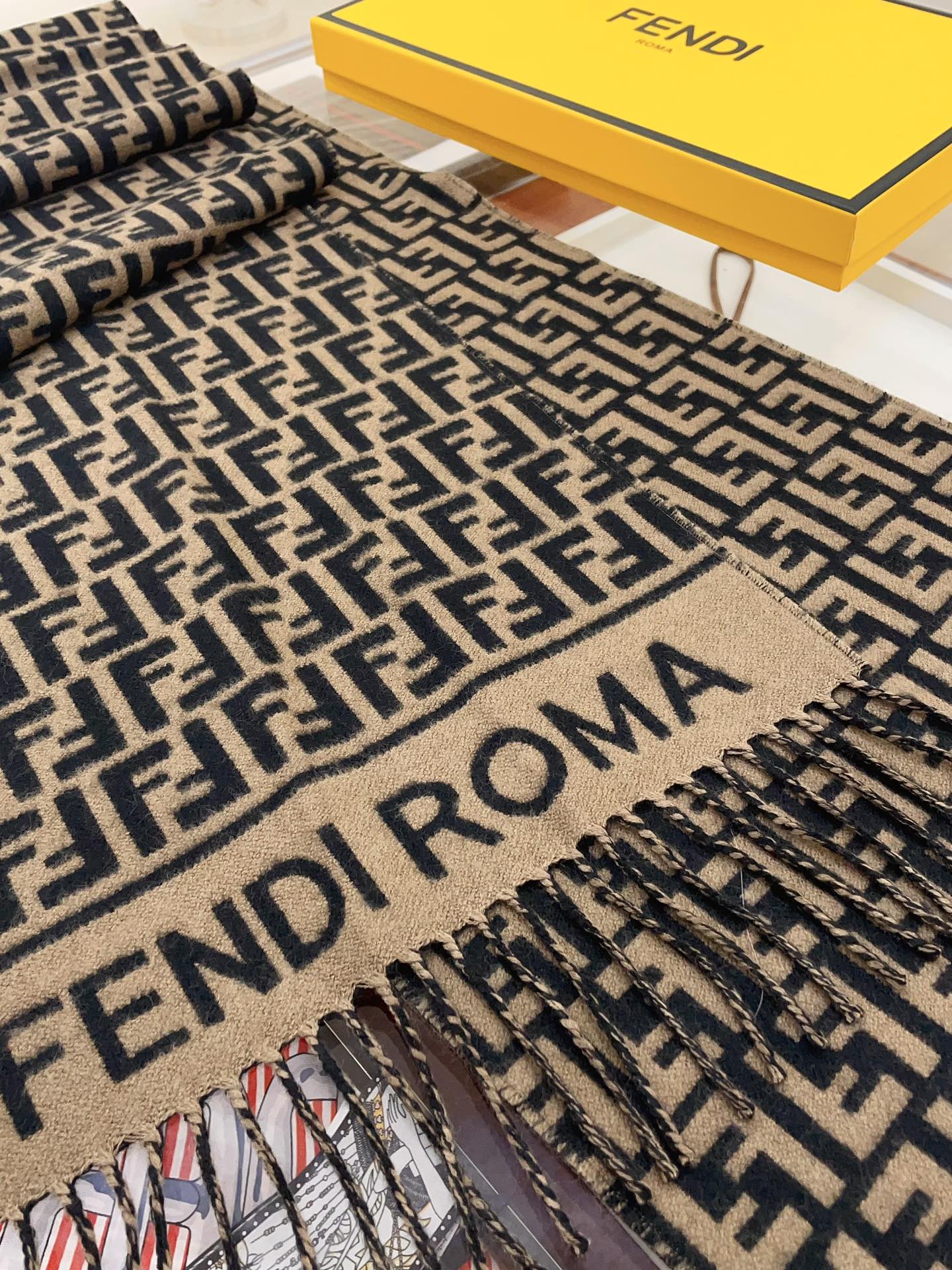 Streetwear Scarf FENDI 328754 SIZE:30x180 - vstockx