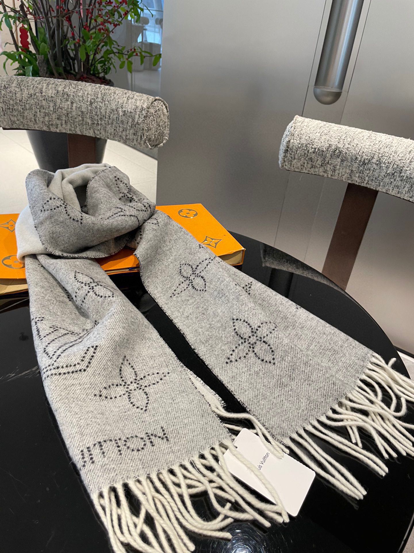 Streetwear Scarf LV 328953 SIZE:35*185cm - vstockx