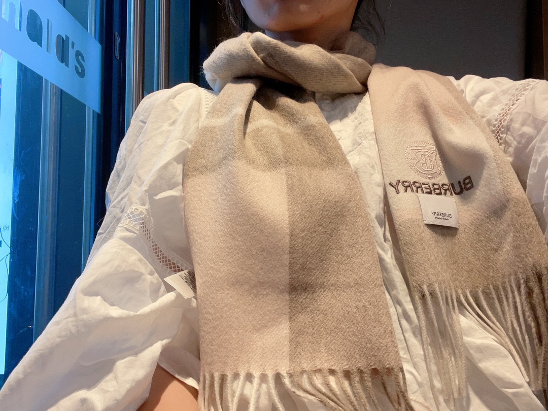 Streetwear Scarf Burberry 329018 size�?0*168cm - vstockx