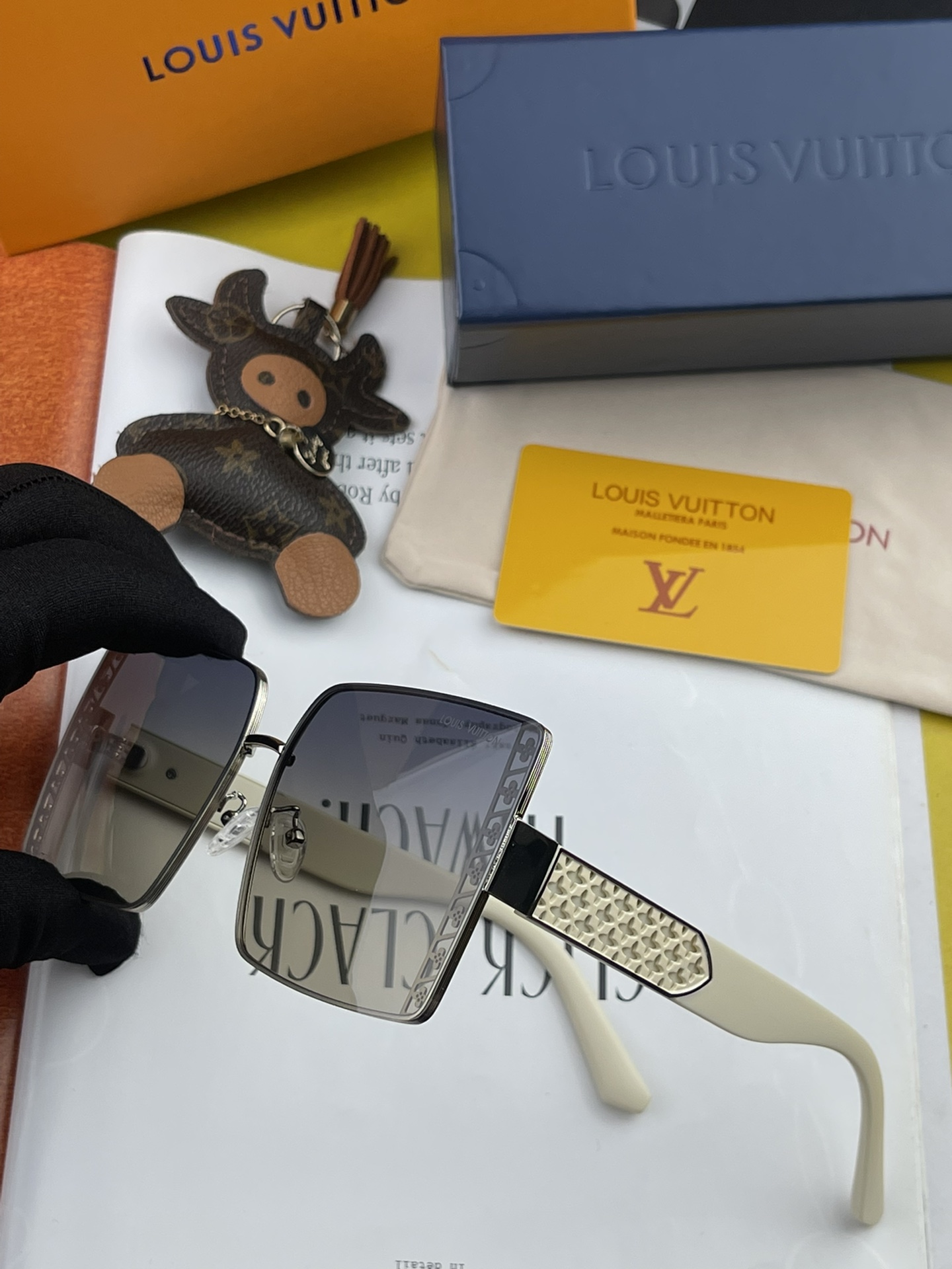 Sunglasses Louis Vuitton L8279 - vstockx