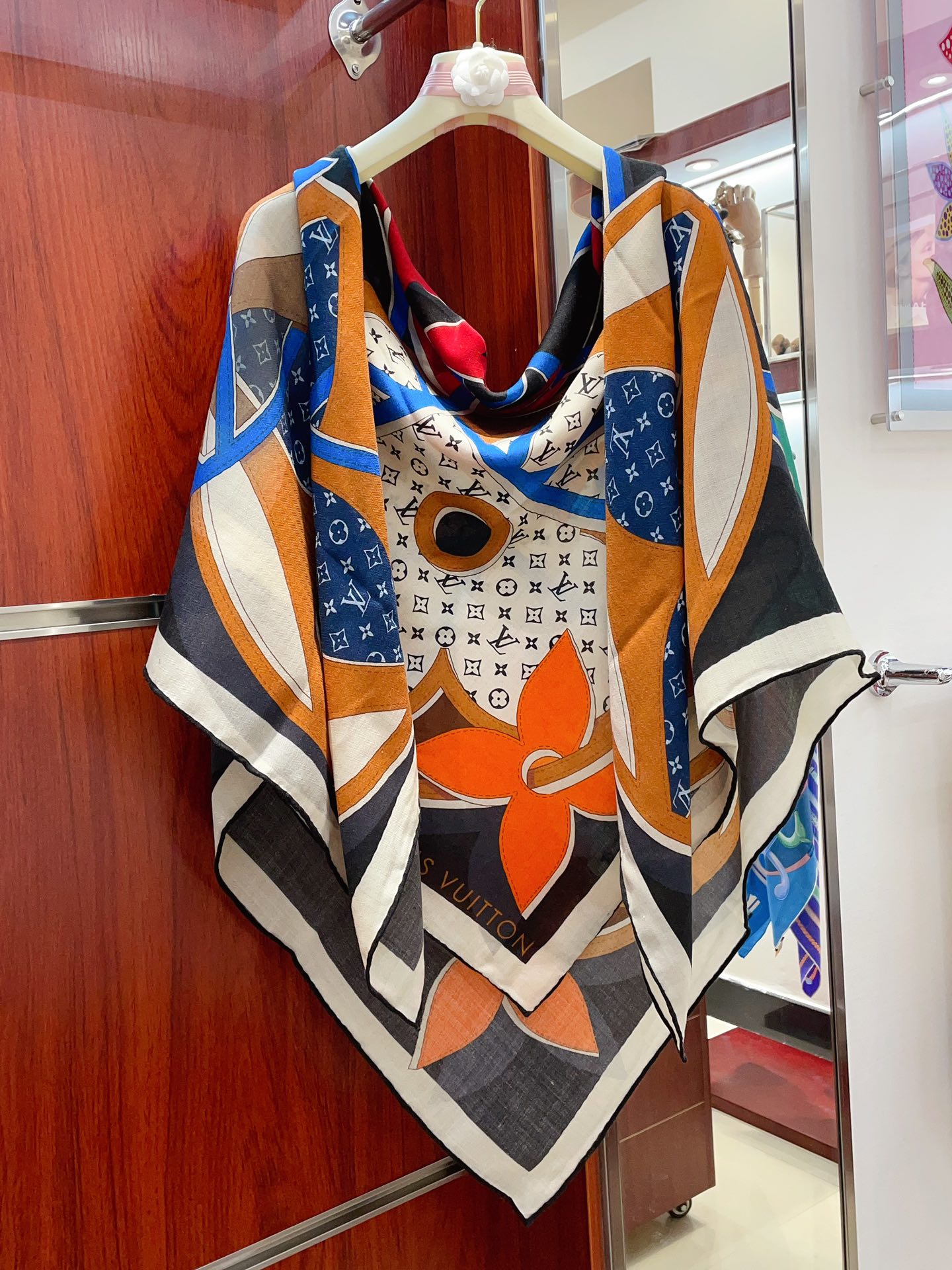 Streetwear Scarf LV 328779 SIZE:135*135cm - vstockx