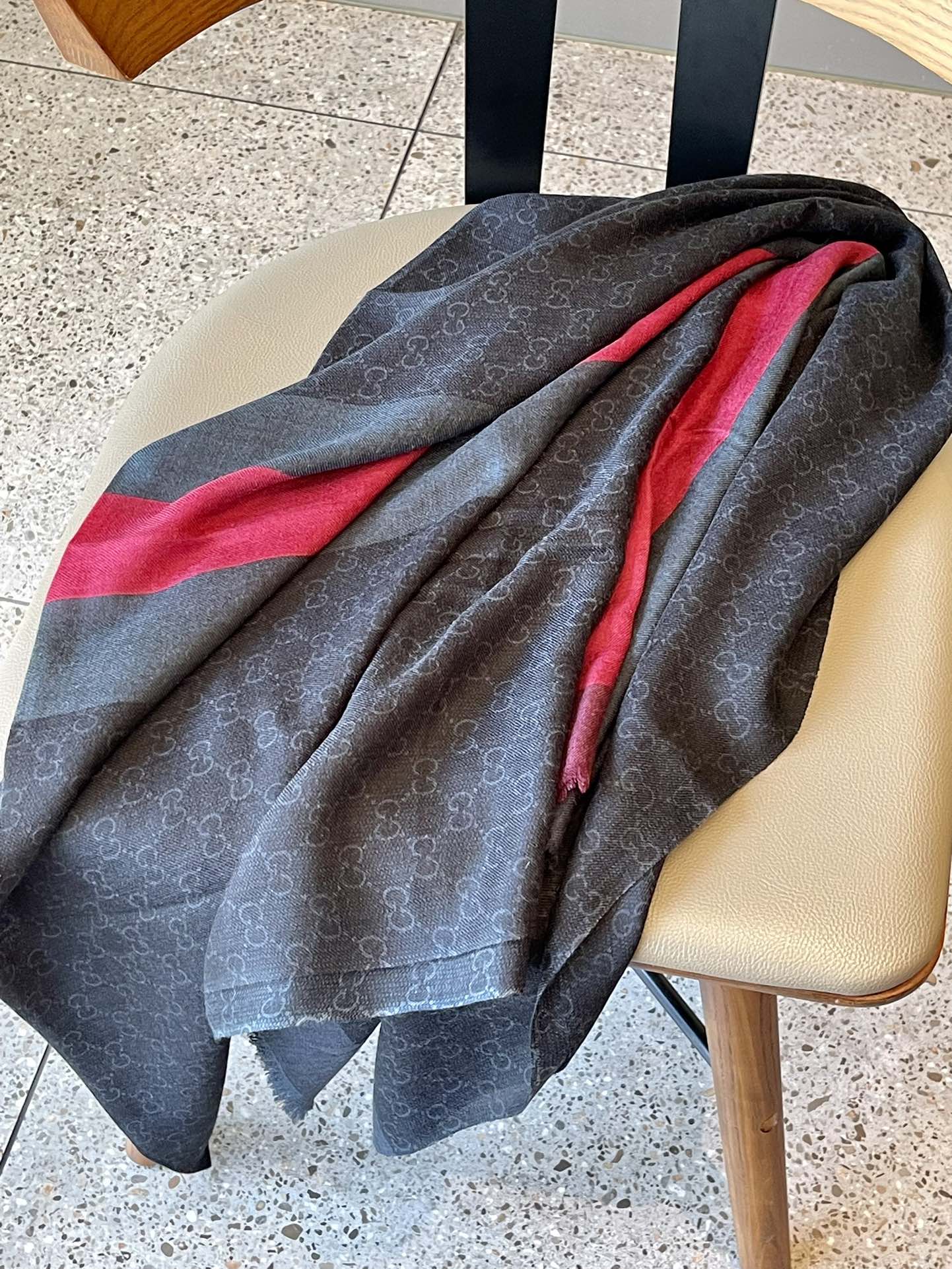 Streetwear Scarf GUCCI 328980 size:110x200cm - vstockx