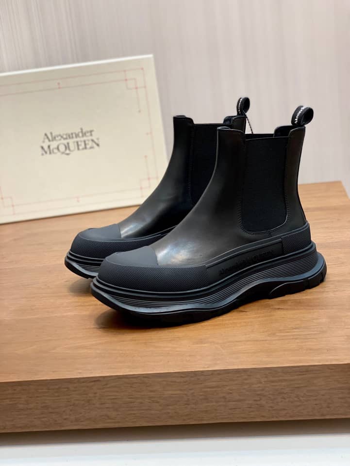 Alexander McQueen Tread Slick Chelsea Boot Leather Triple Black - vstockx