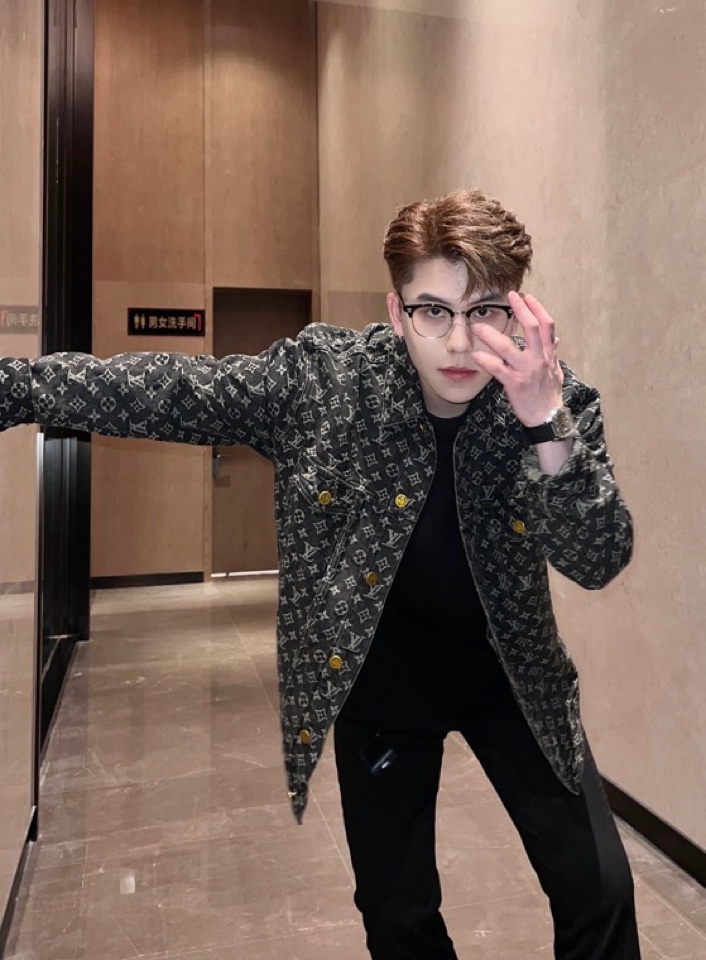 Clothes Louis Vuitton 1327 - vstockx