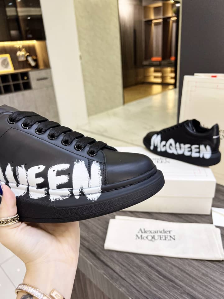 Alexander McQueen Oversized Graffiti Black - vstockx
