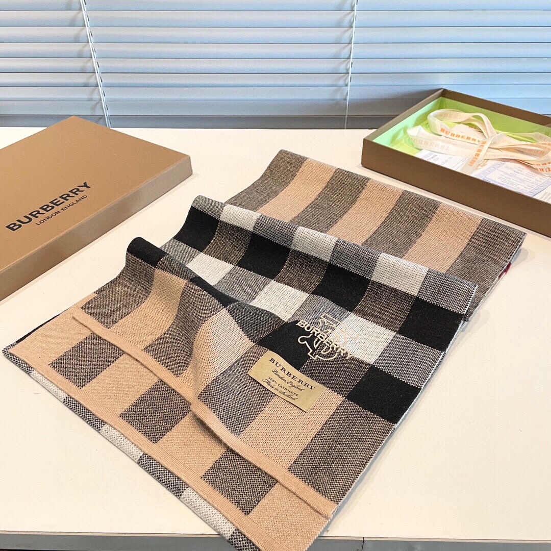 Streetwear Scarf BURBERRY 329076 size:180*35cm - vstockx