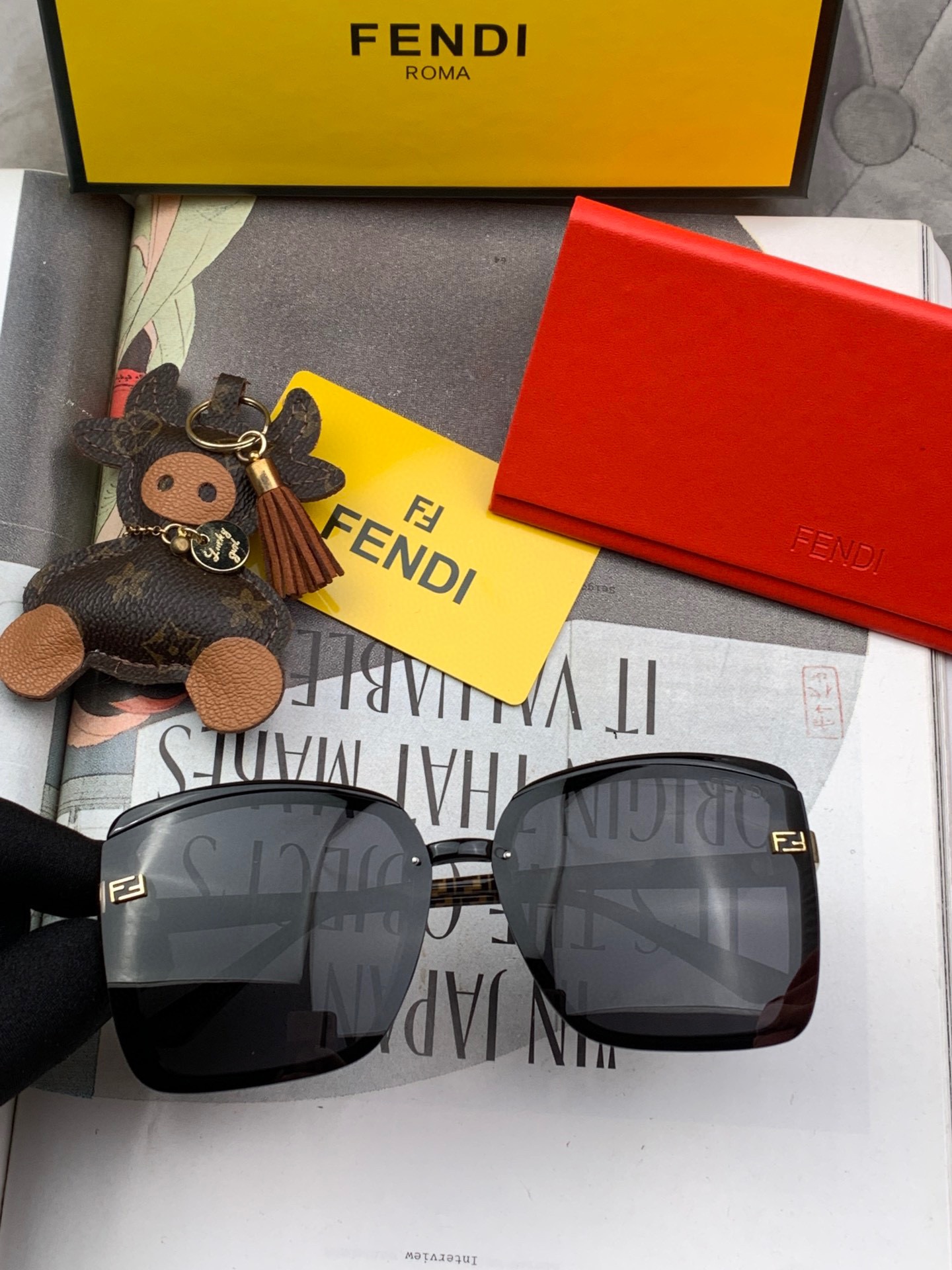 Sunglasses Fendi F301 - vstockx