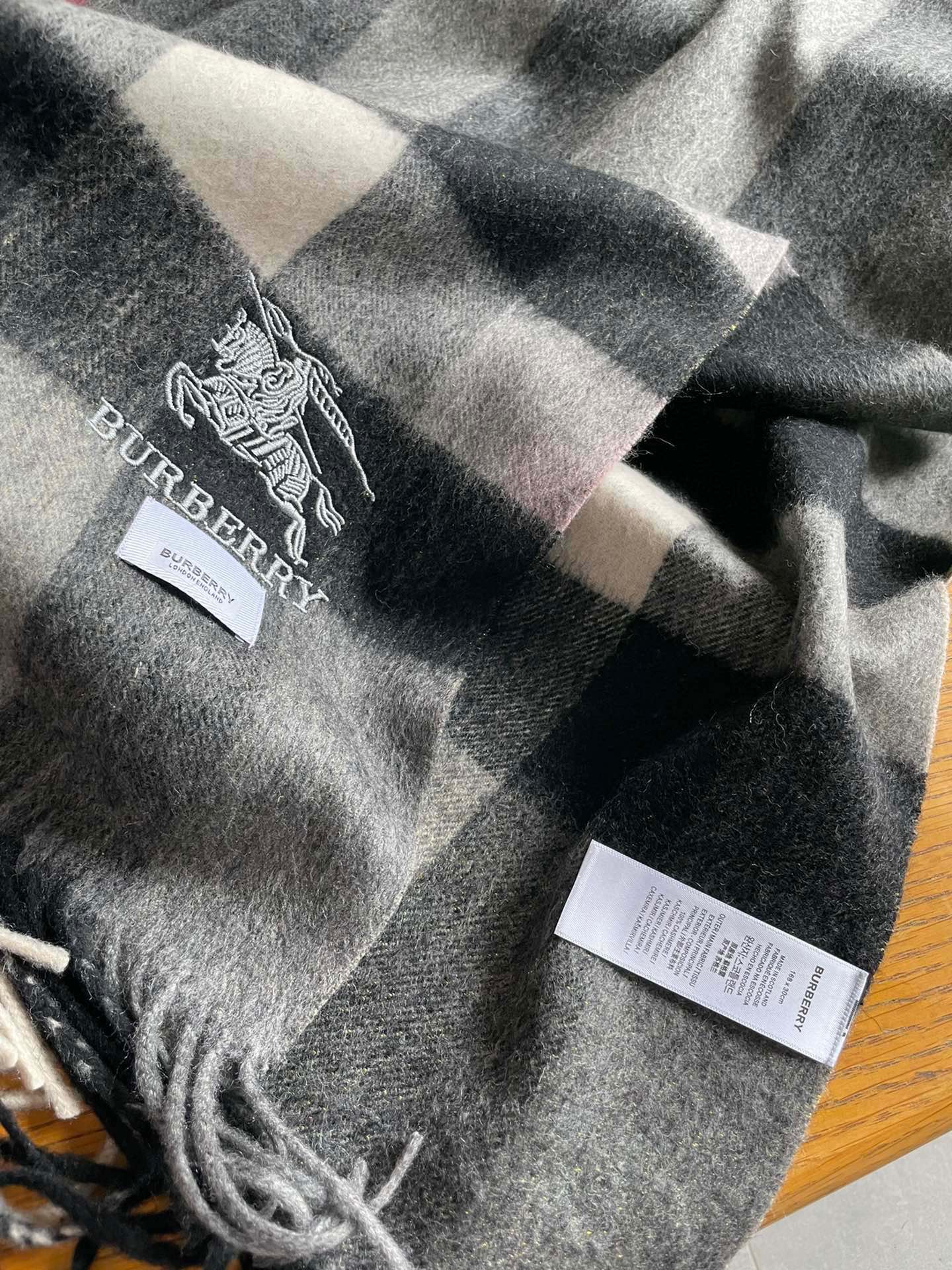 Streetwear Scarf Burberry 329082 size:70*200cm - vstockx